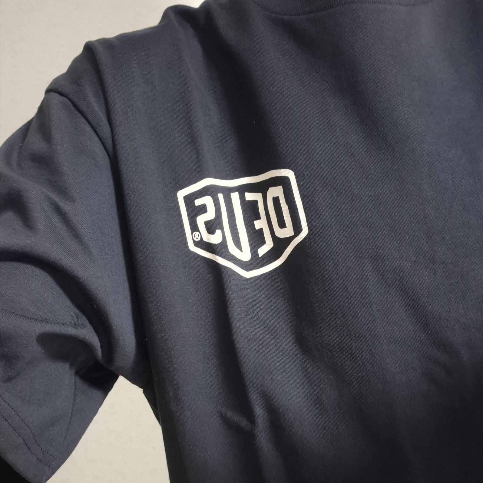 Deus Ex Machina Seoul Address T-Shirt Black 착용 스타일 - 2
