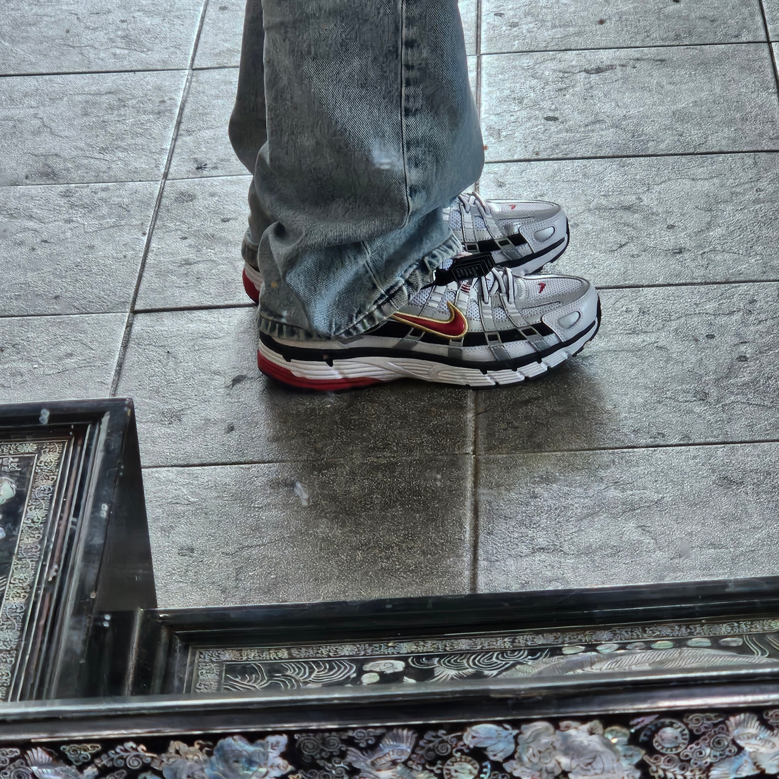 (W) Nike P-6000 Metallic Silver Red, (W) Nike Zoom Vomero 5 Photon Dust and Metallic Silver 착용 스타일 - 1
