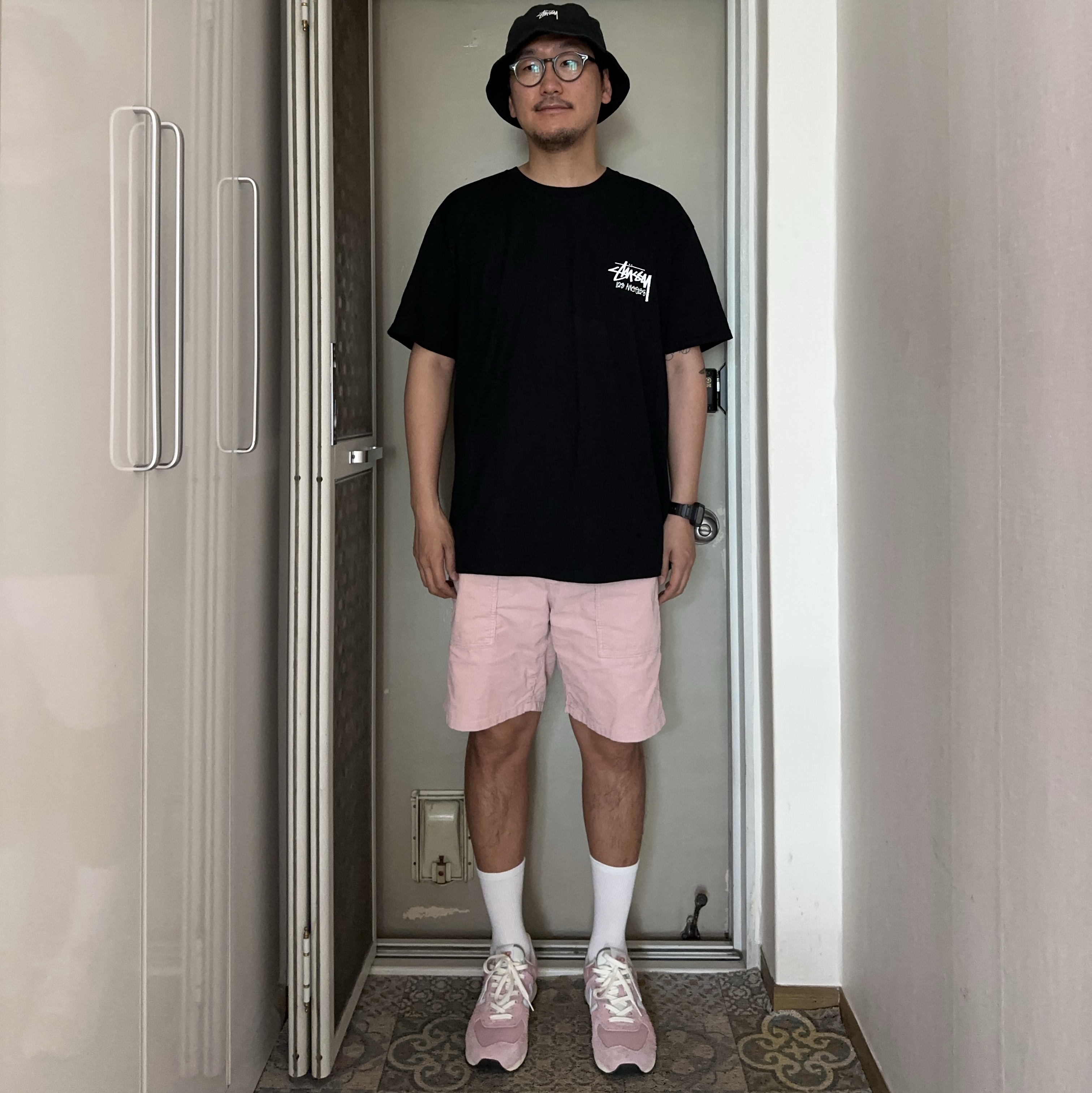 Stussy Stock Los Angeles T-Shirt Black, Stussy Stock Bucket Hat Black 착용 스타일 - 1