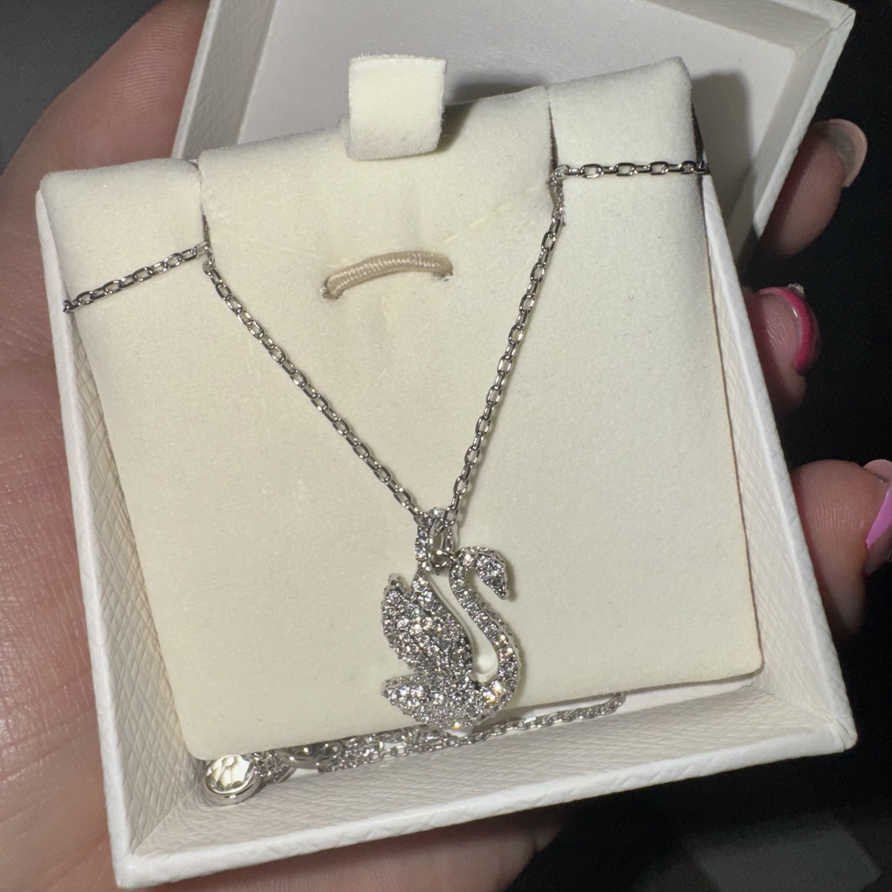 (W) Swarovski Iconic Swan Pendant Medium White Rhodium Plated 착용 스타일