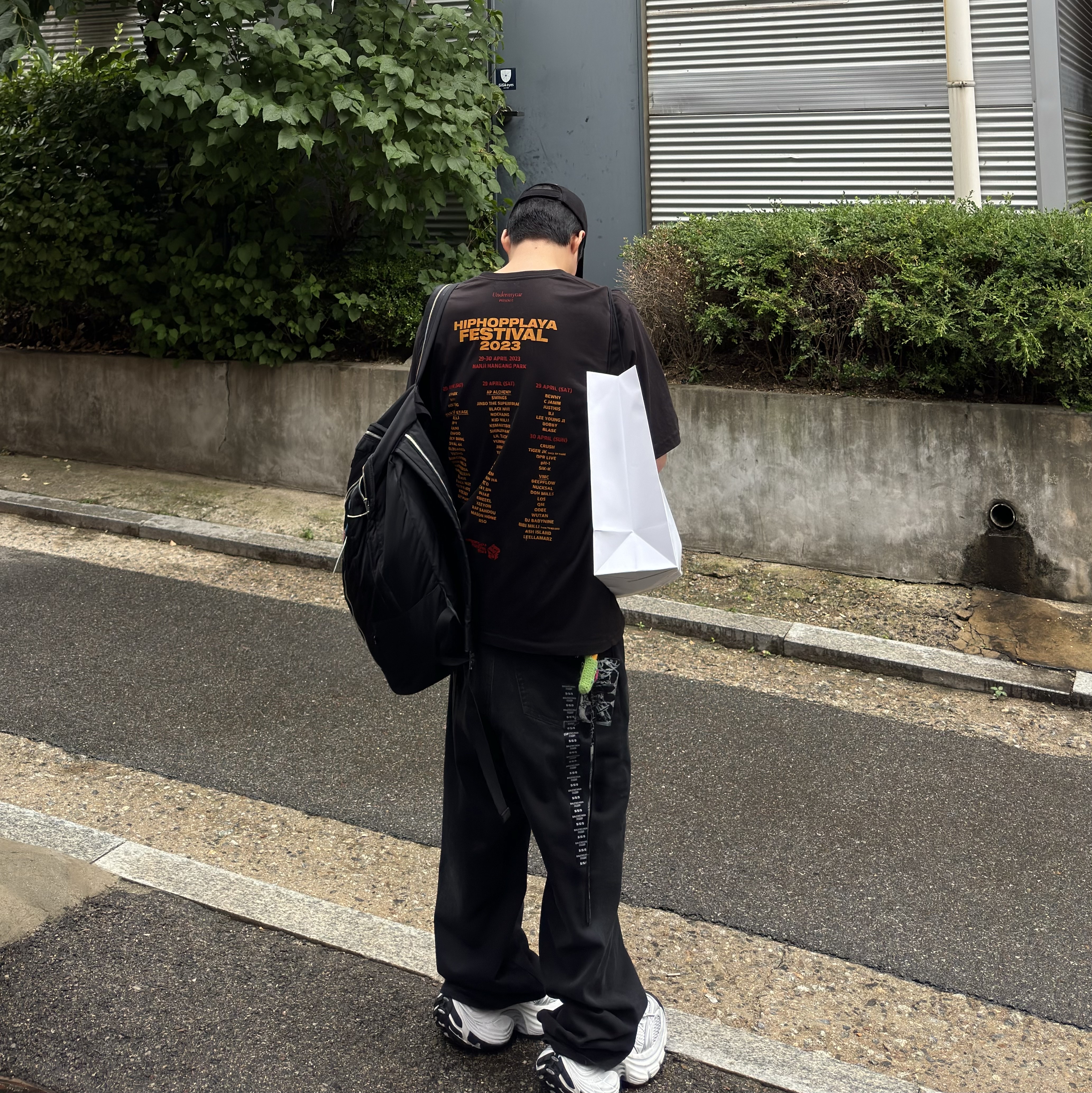 Balenciaga Denim Size Sticker Baggy Pants in Black, Farfromwhat Far Zipper Ripstop Backpack Black 착용 스타일 - 2