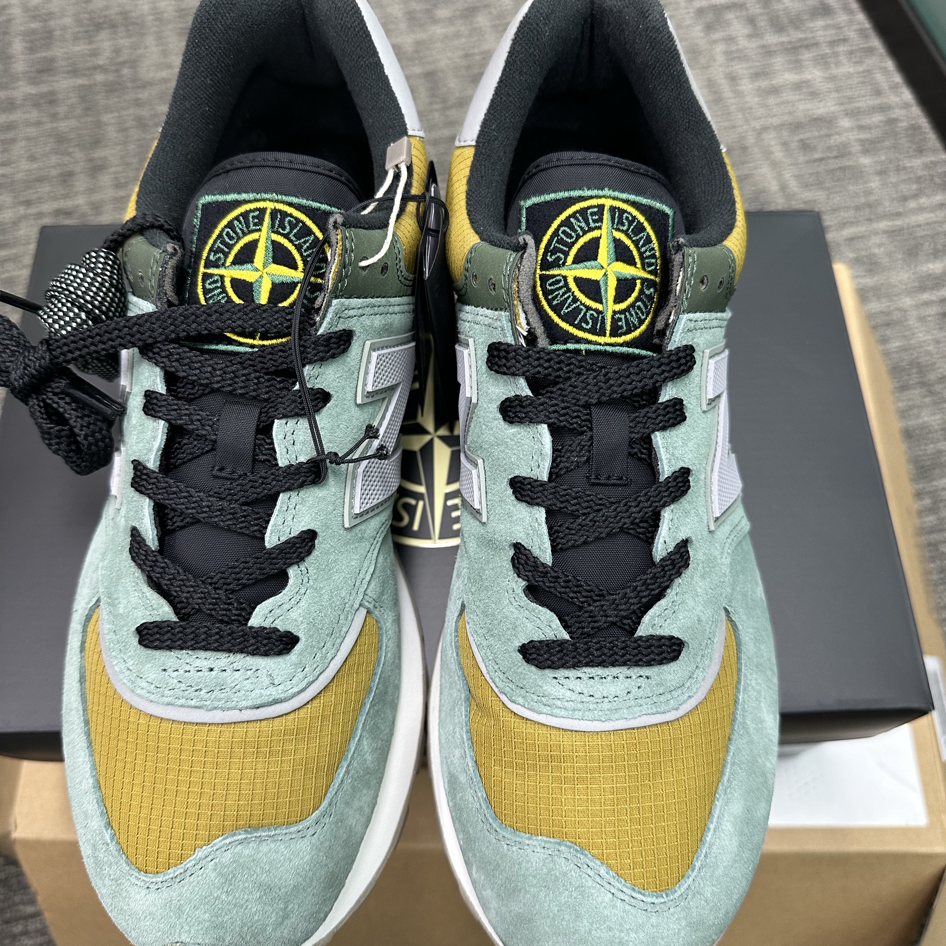 New Balance x Stone Island 574 Legacy Light Green 착용 스타일 - 3