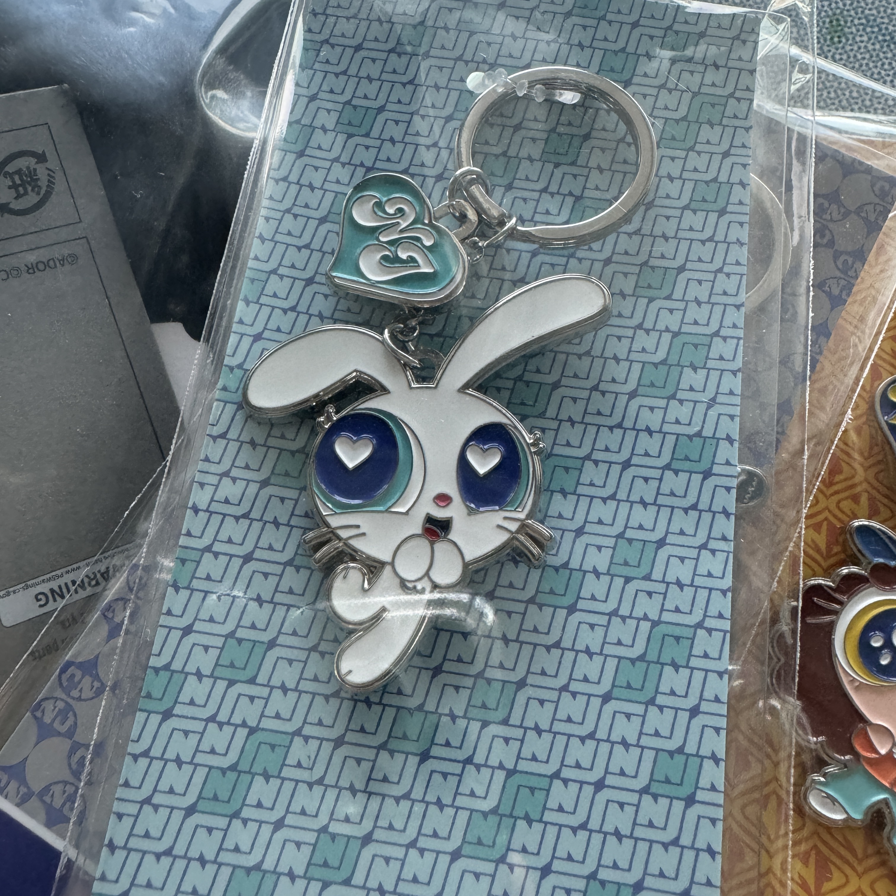 NewJeans x The Power Puff Girls Metal Keyring Bunny 착용 스타일
