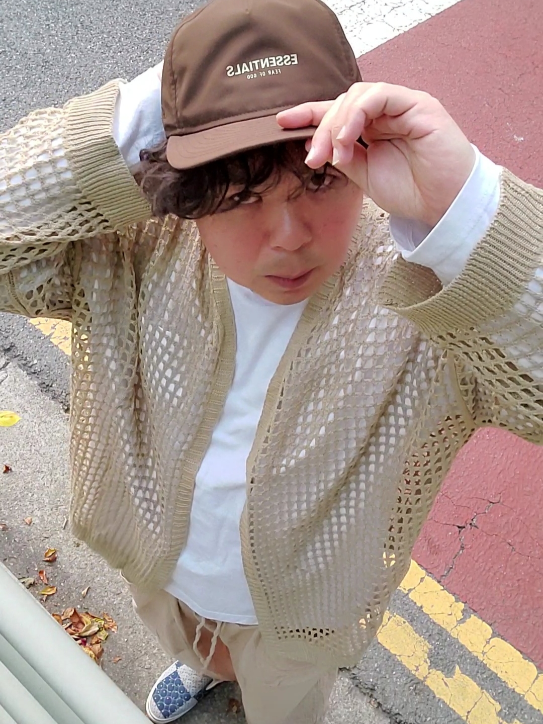 Essentials x New Era Retro Crown Strapback Brown, Vans Classic Slip-On Quilted Bandana Multi Marshmallow 착용 스타일 - 1