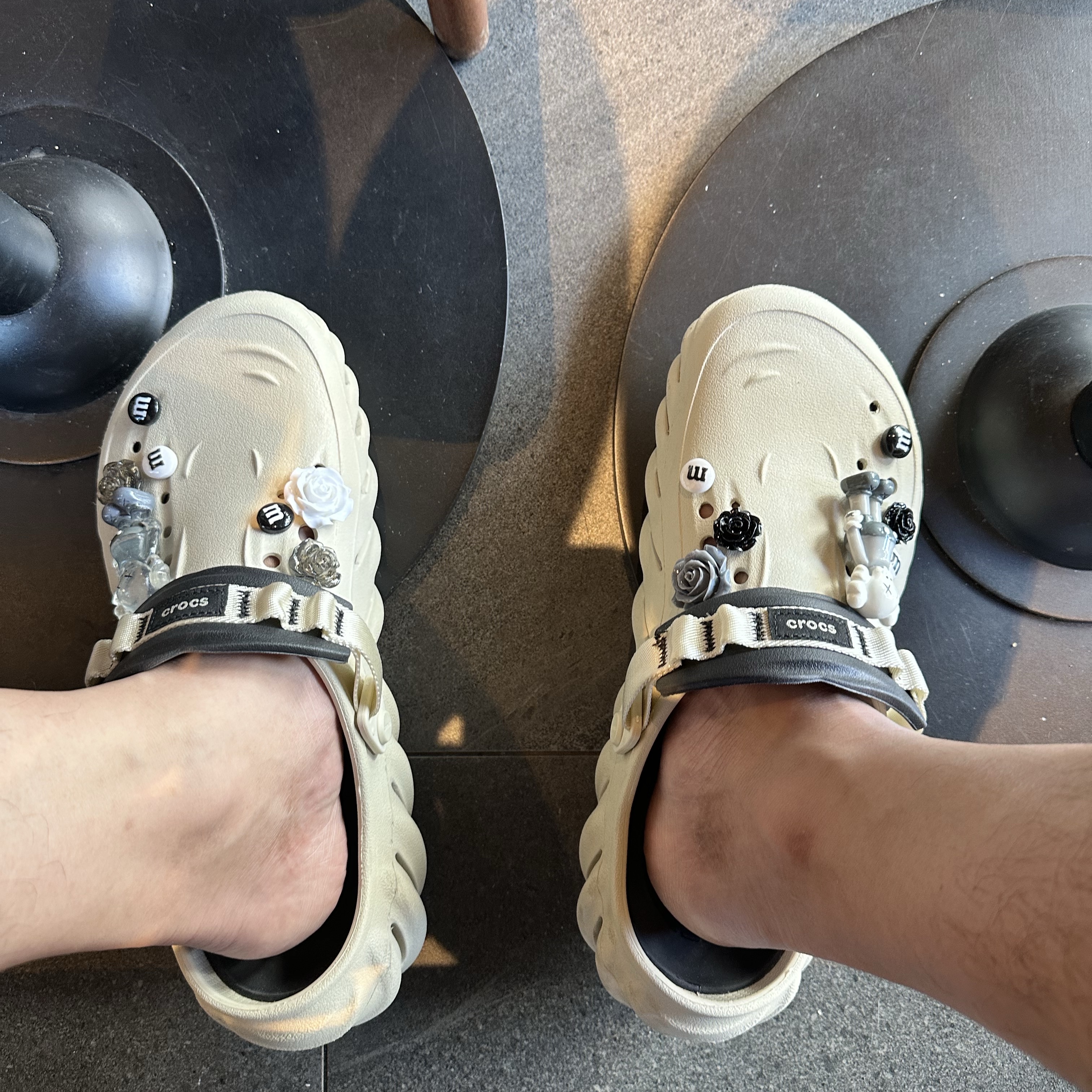Crocs Echo Clog Bone Black 착용 스타일