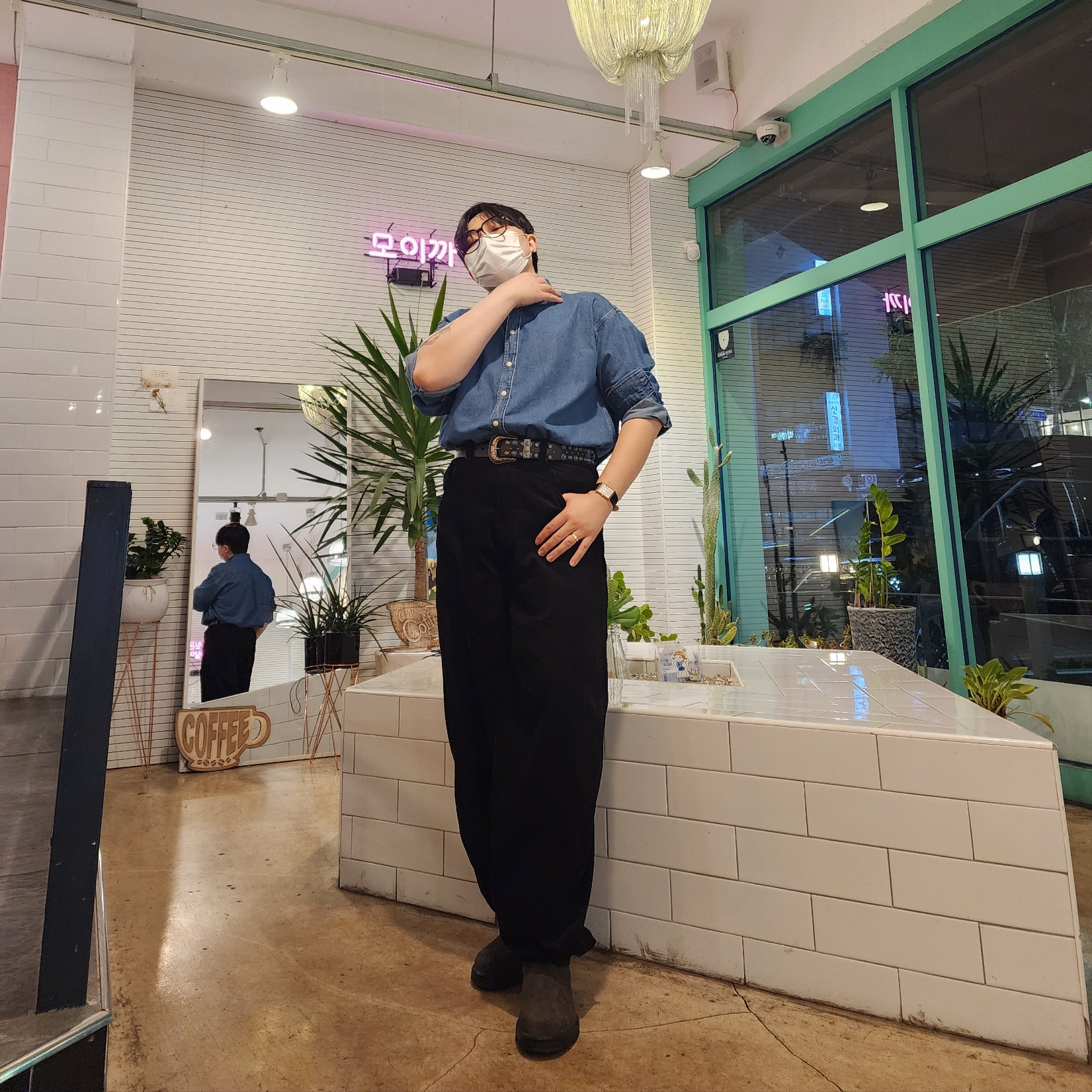BLUNDSTONE Classics 585 Chelsea Boots Rustic Brown, Gentle Monster Jeff 01 Black 착용 스타일 - 1