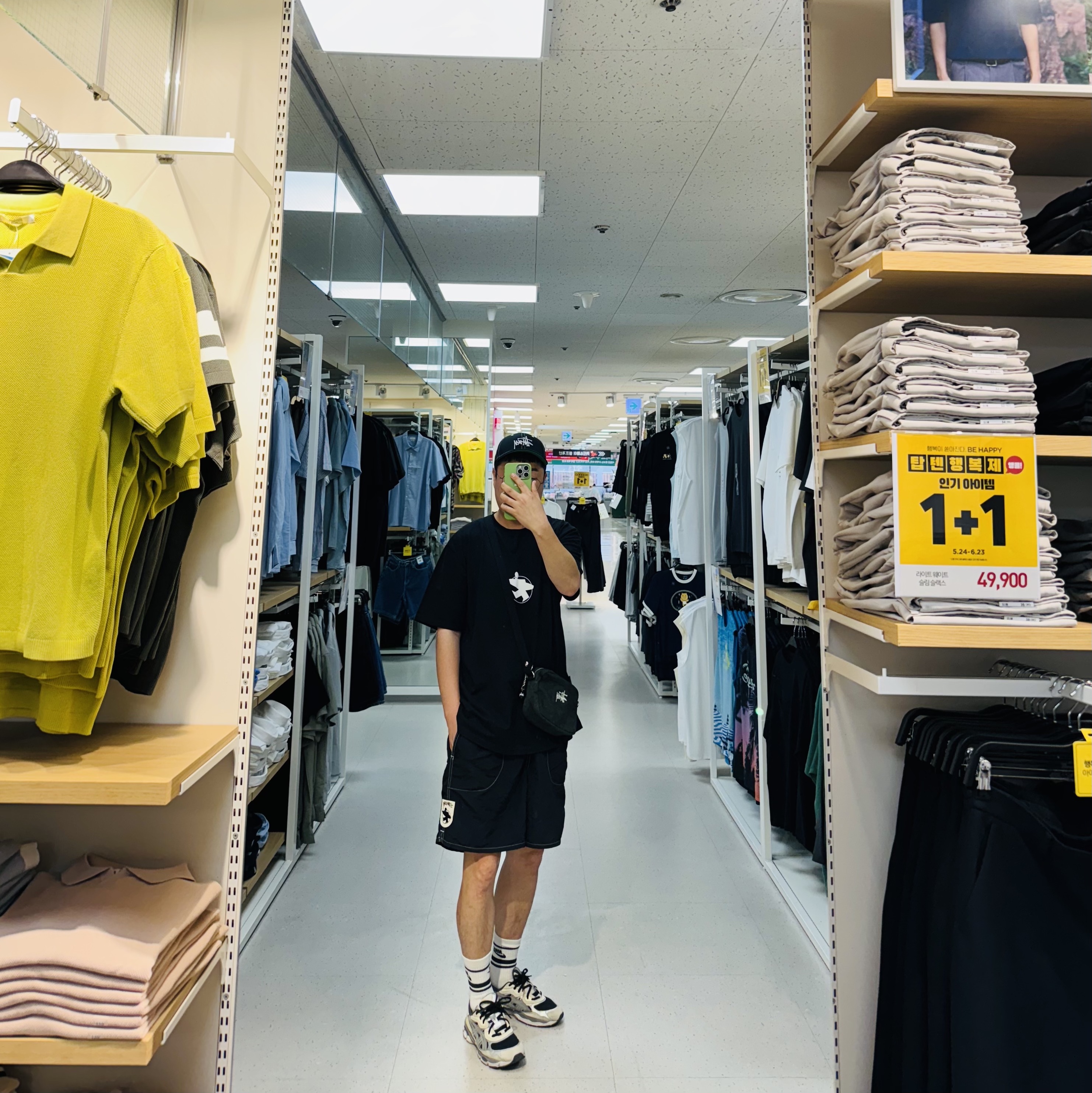 Stussy Basic Structured Low Pro Cap Black, Stussy Surf Stock T-Shirt Black 착용 스타일 - 1