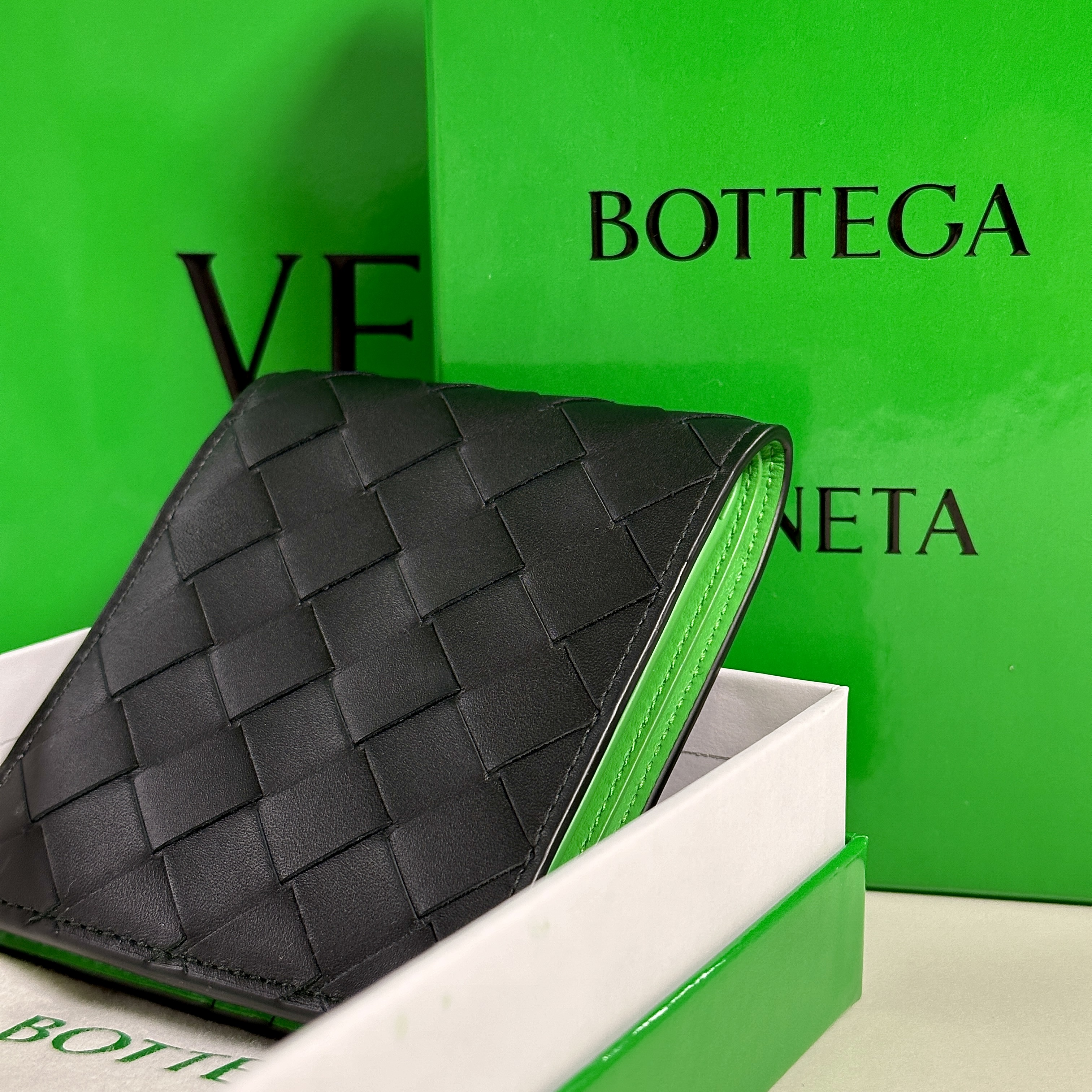 Bottega Veneta Bi-Fold Wallet Black Grass 착용 스타일