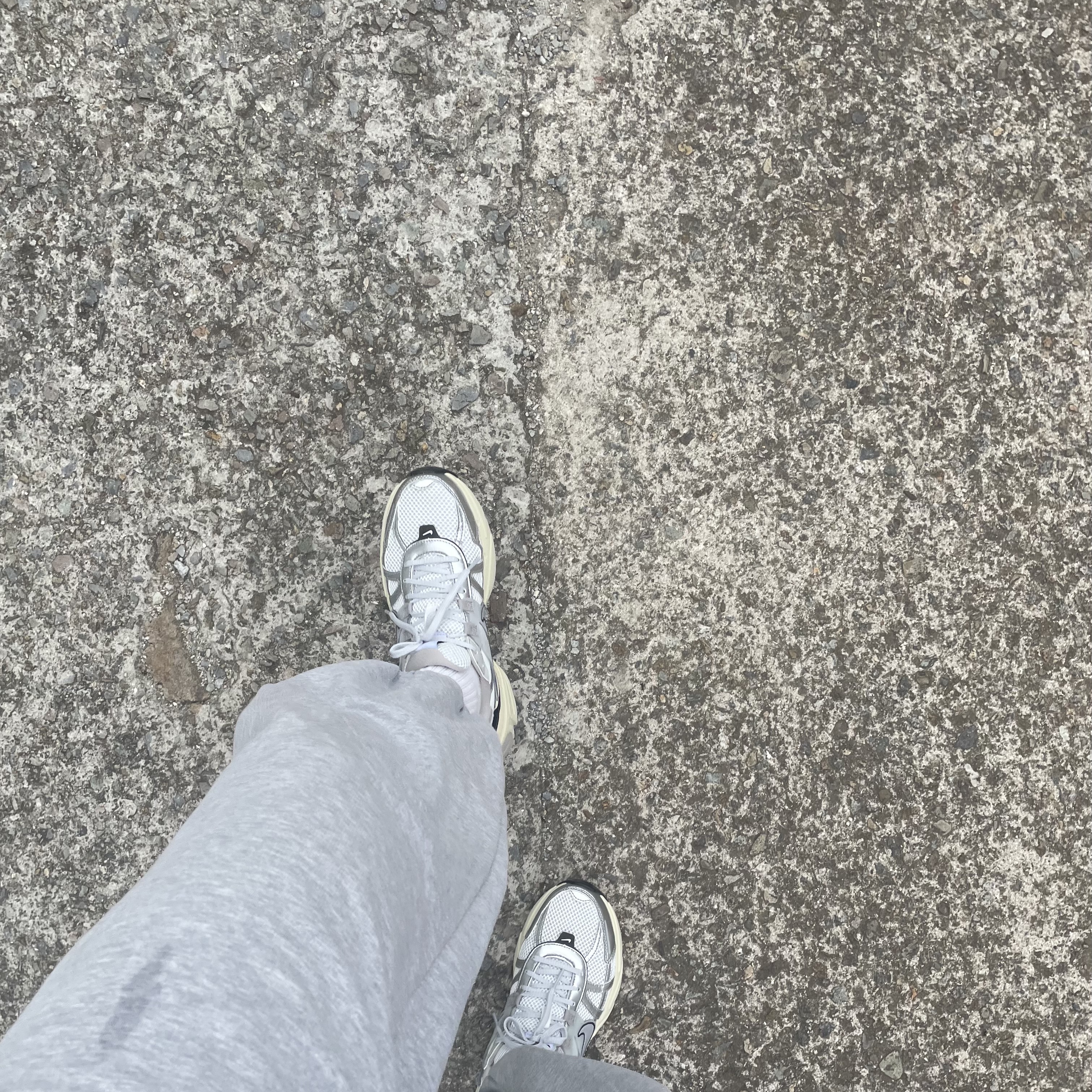 Nike V2K Run Summit White Metallic Silver 착용 스타일
