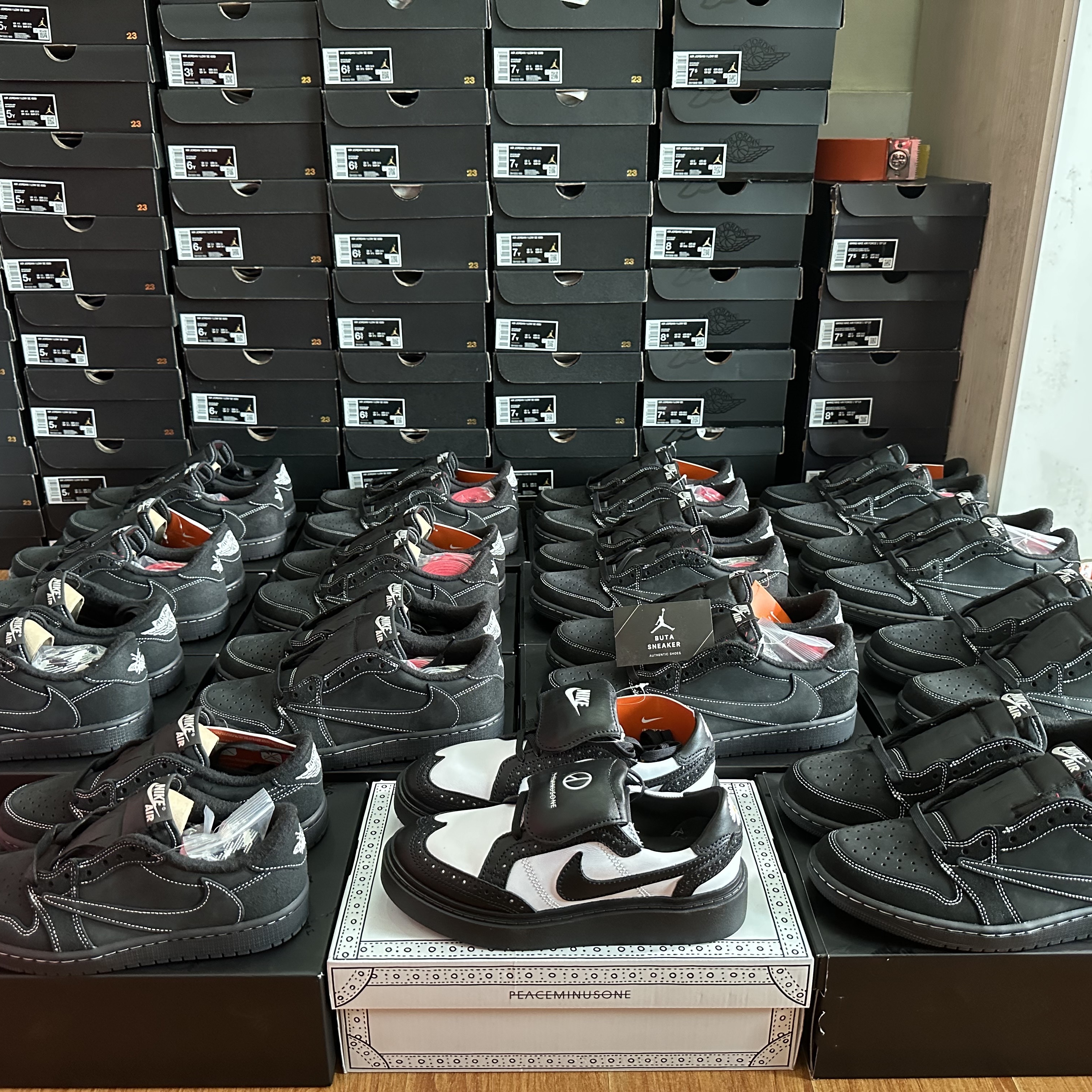 Jordan 1 x Travis Scott Retro Low OG SP Black Phantom 착용 스타일