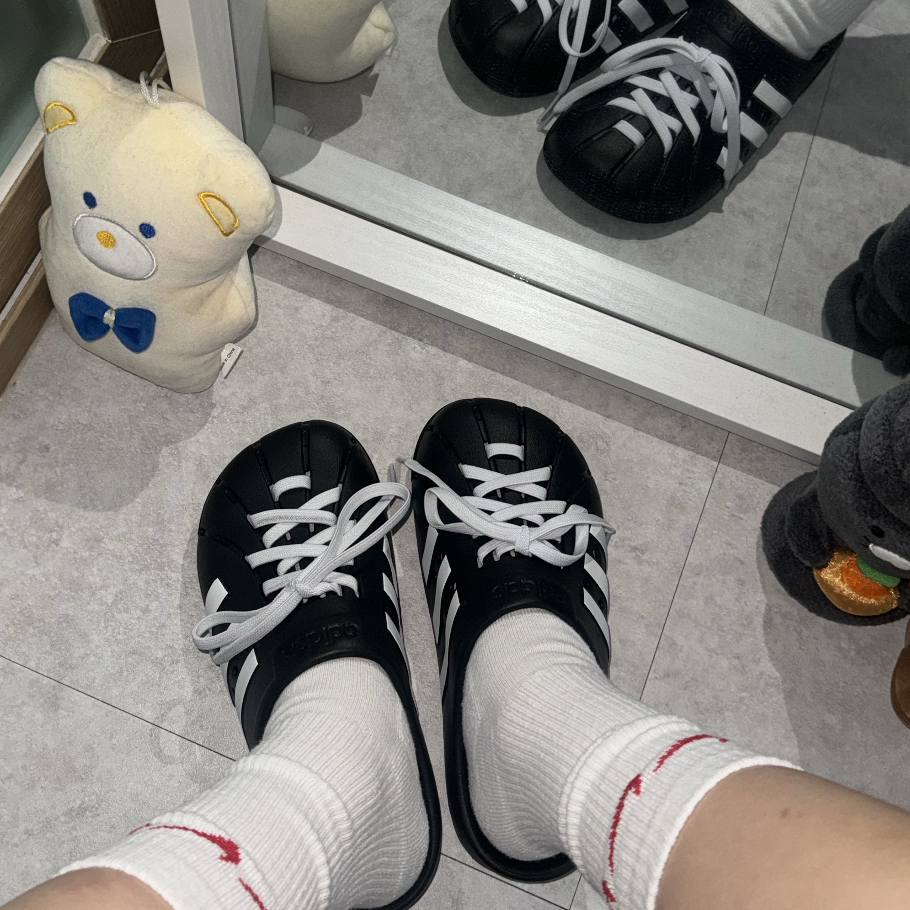 Adidas Adilette Clog Black White 착용 스타일 - 1