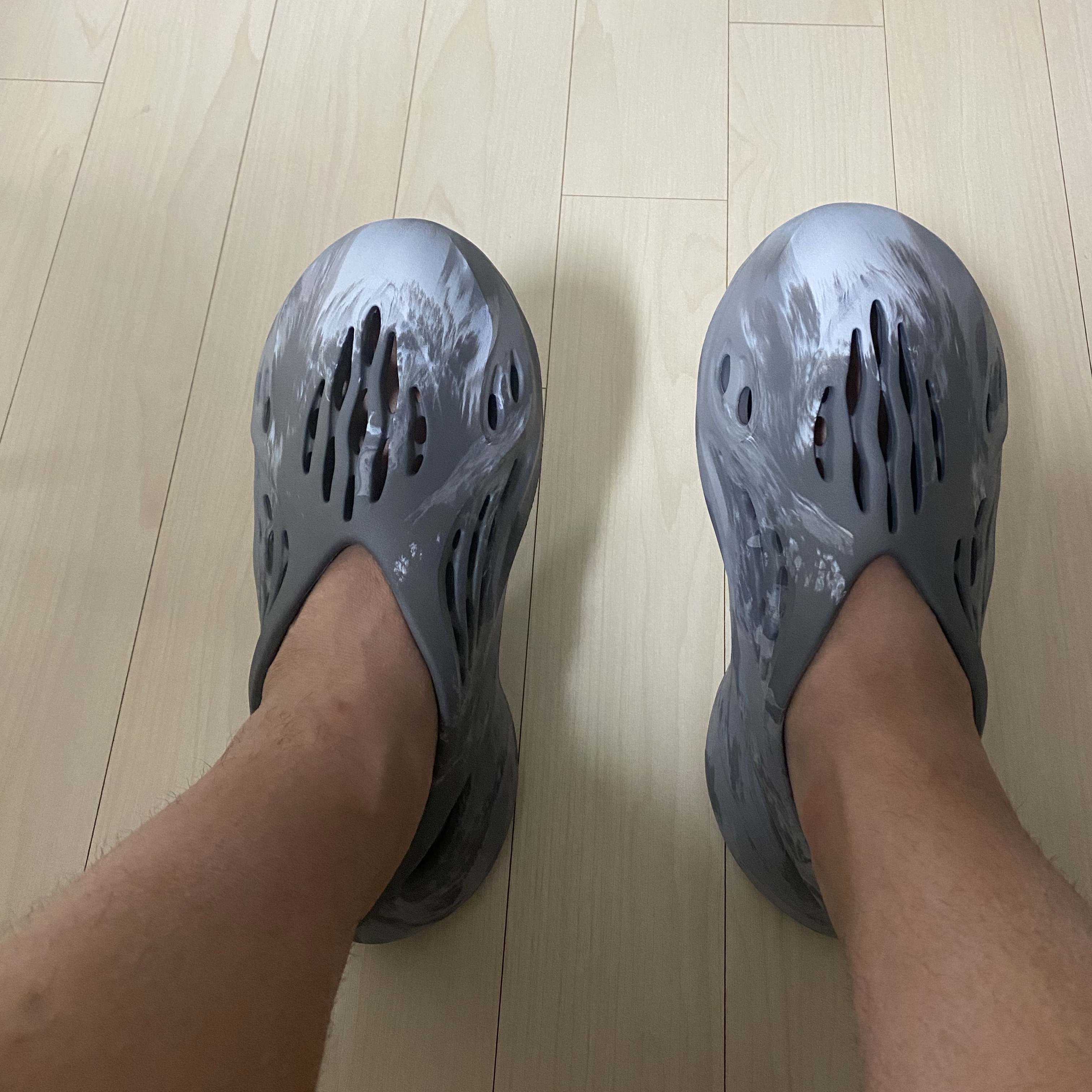 Adidas Yeezy Foam RNNR MX Granite 착용 스타일