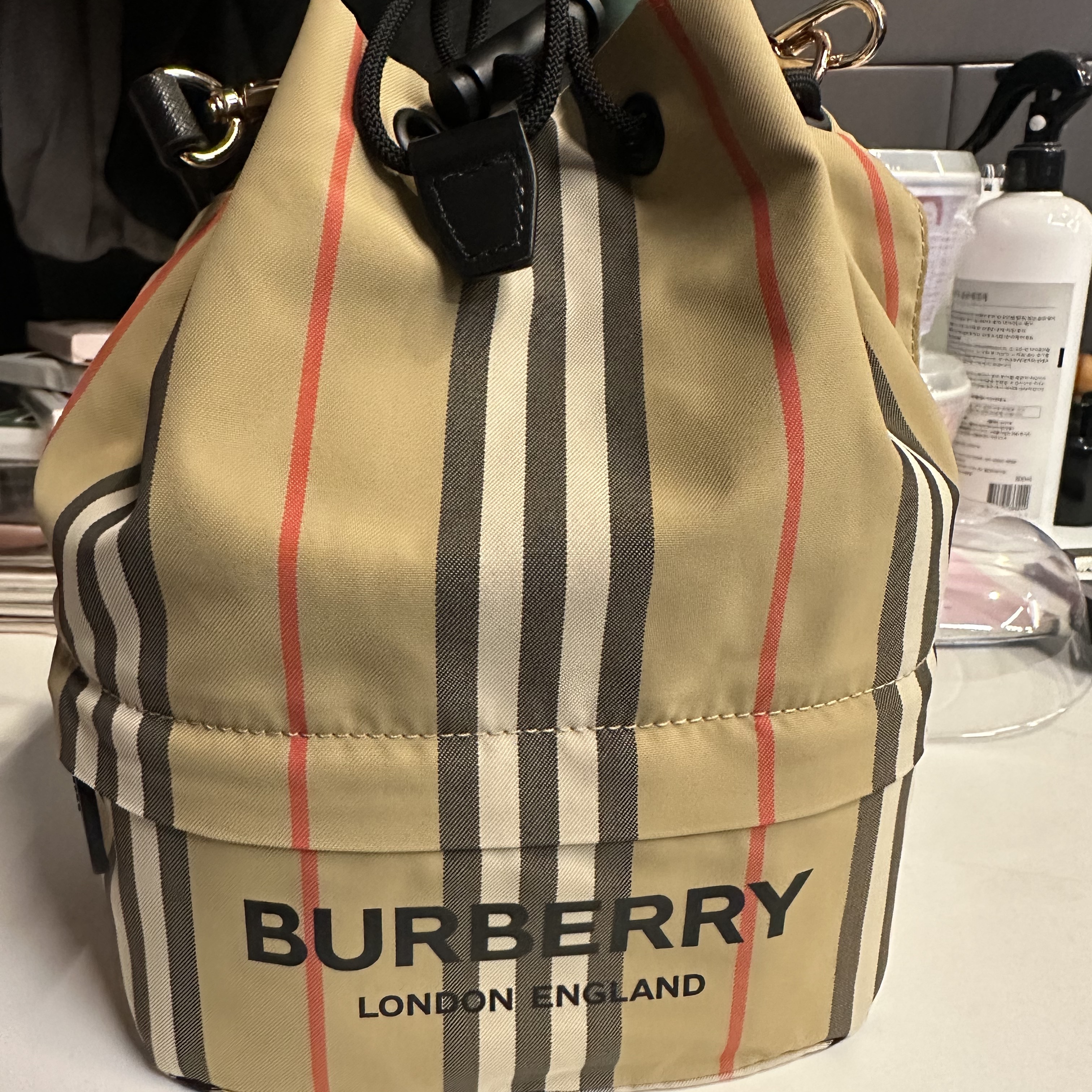 Burberry Icon Stripe Econyl Drawcord Pouch Archive Beige 착용 스타일 - 2