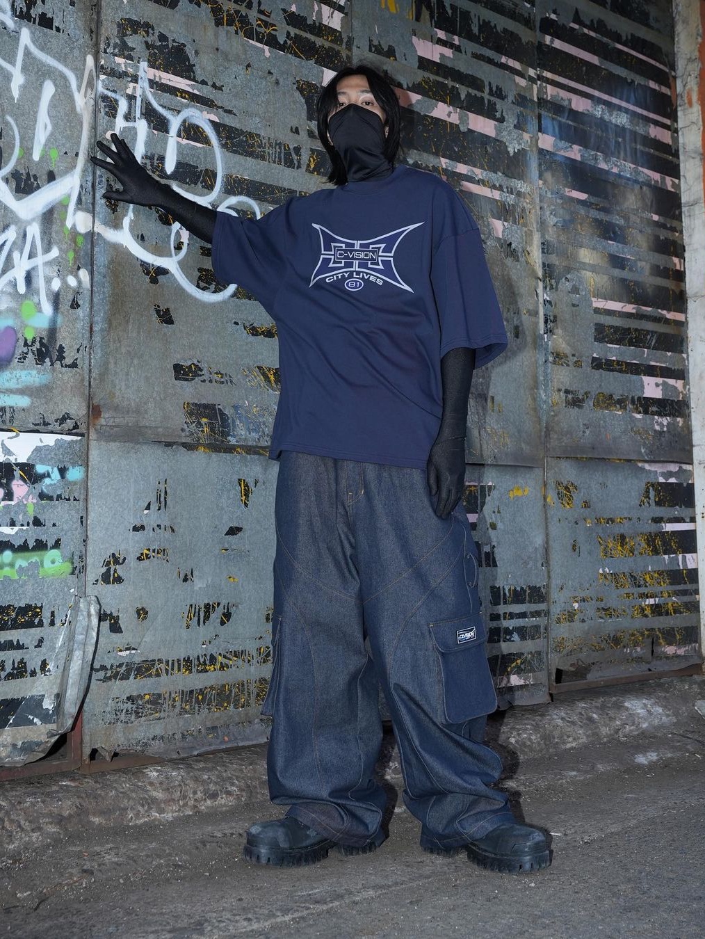 [KREAM 단독] Civision by CSC Cycles Raw Cargo Denim Pants, Civision by CSC City Lives 81 T-Shirt Navy 착용 스타일 - 2