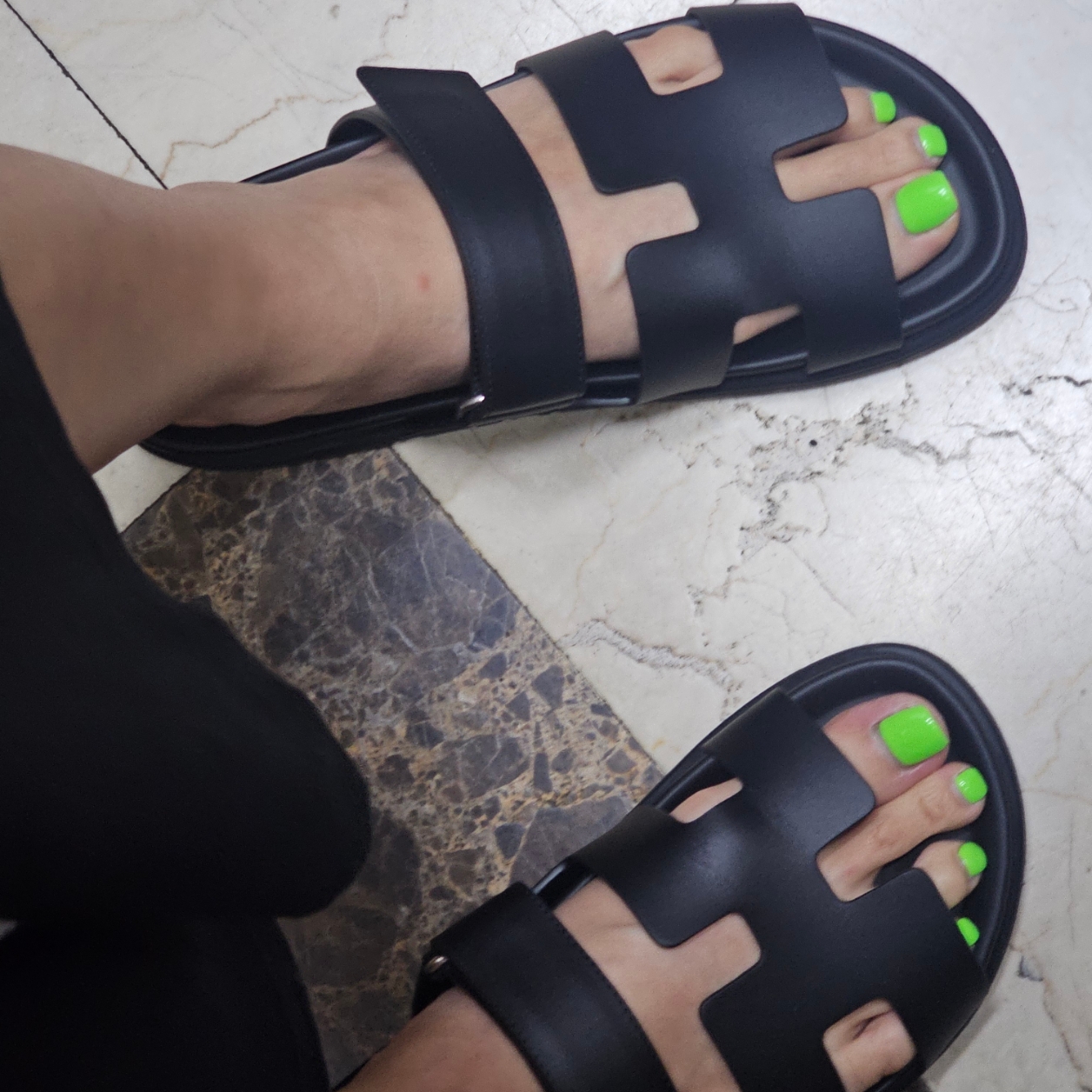 (W) Hermes Chypre Sandal Calfskin & Noir 착용 스타일