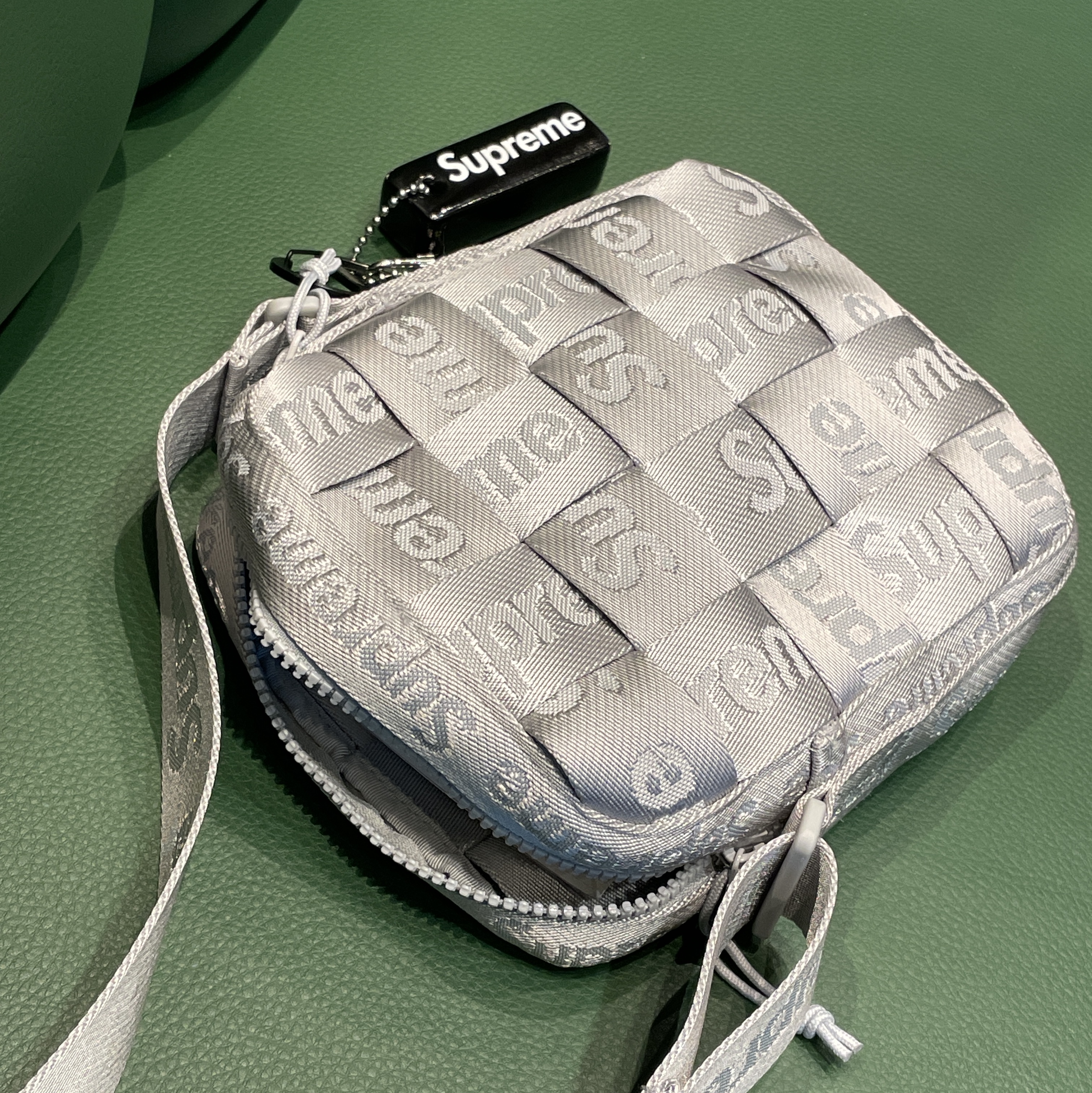 Supreme Woven Shoulder Bag Grey - 24SS, Supreme Floating Keychain Black - 23FW 착용 스타일