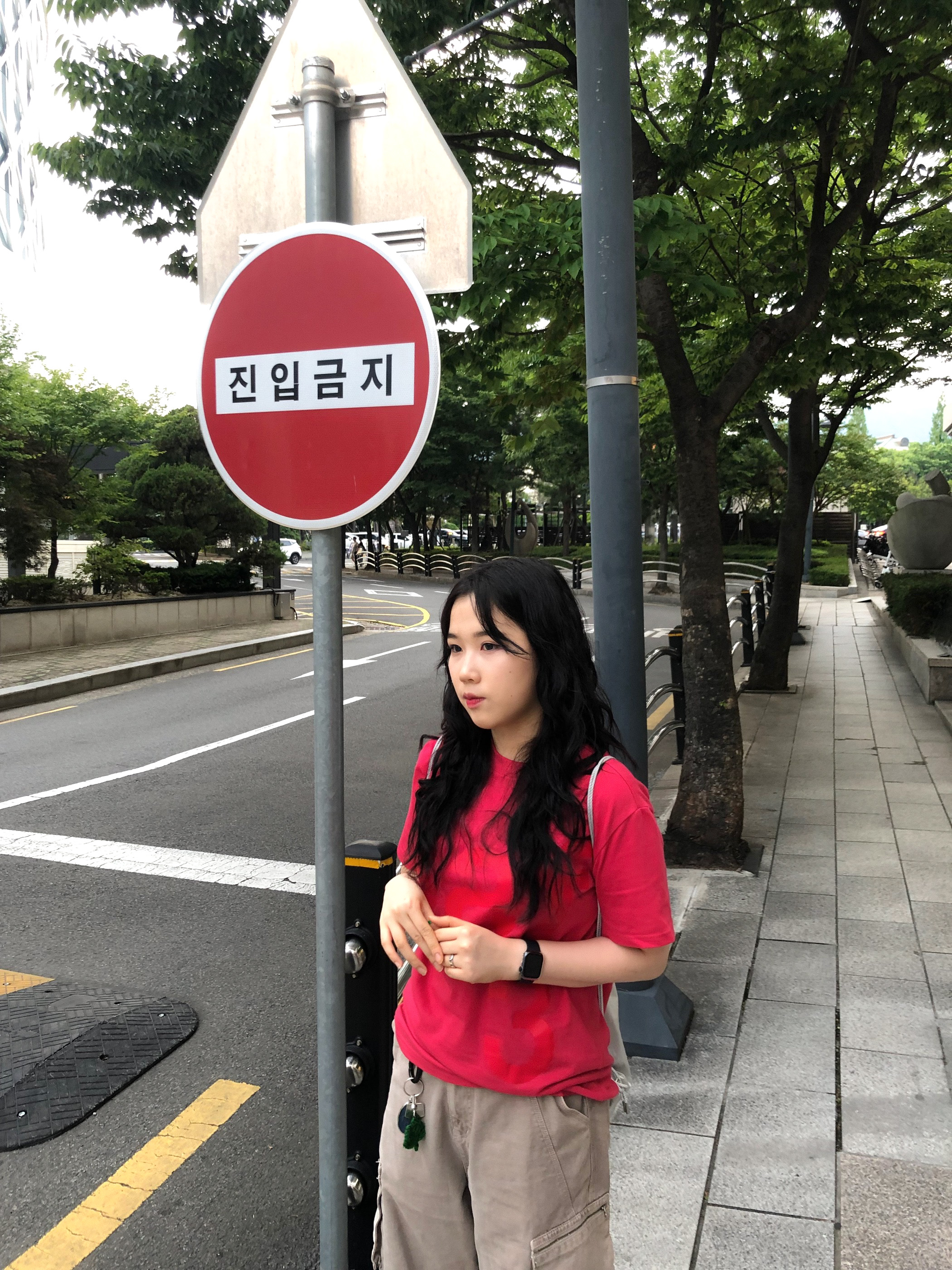[예약 배송][KREAM 단독] Safarispot 1/2 Basic Safari T-Shirt Red, [KREAM 단독] Safarispot Basic Safari T-Shirt Red 착용 스타일 - 2