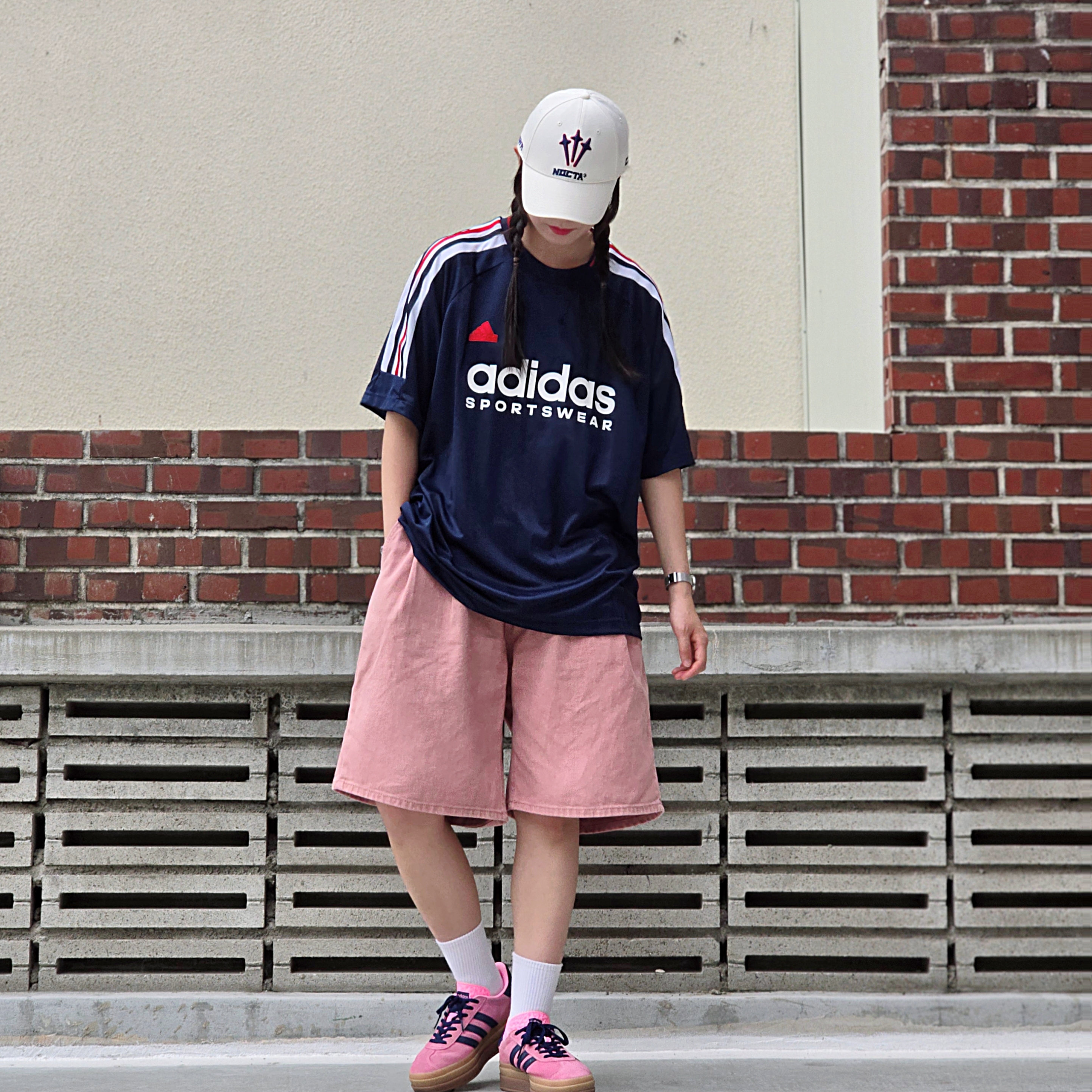 Adidas House of Tiro Nations Pack T-Shirt Team Navy Blue 2 - KR Sizing, (W) Adidas Gazelle Bold Pink Glow Victory Blue 착용 스타일 - 2