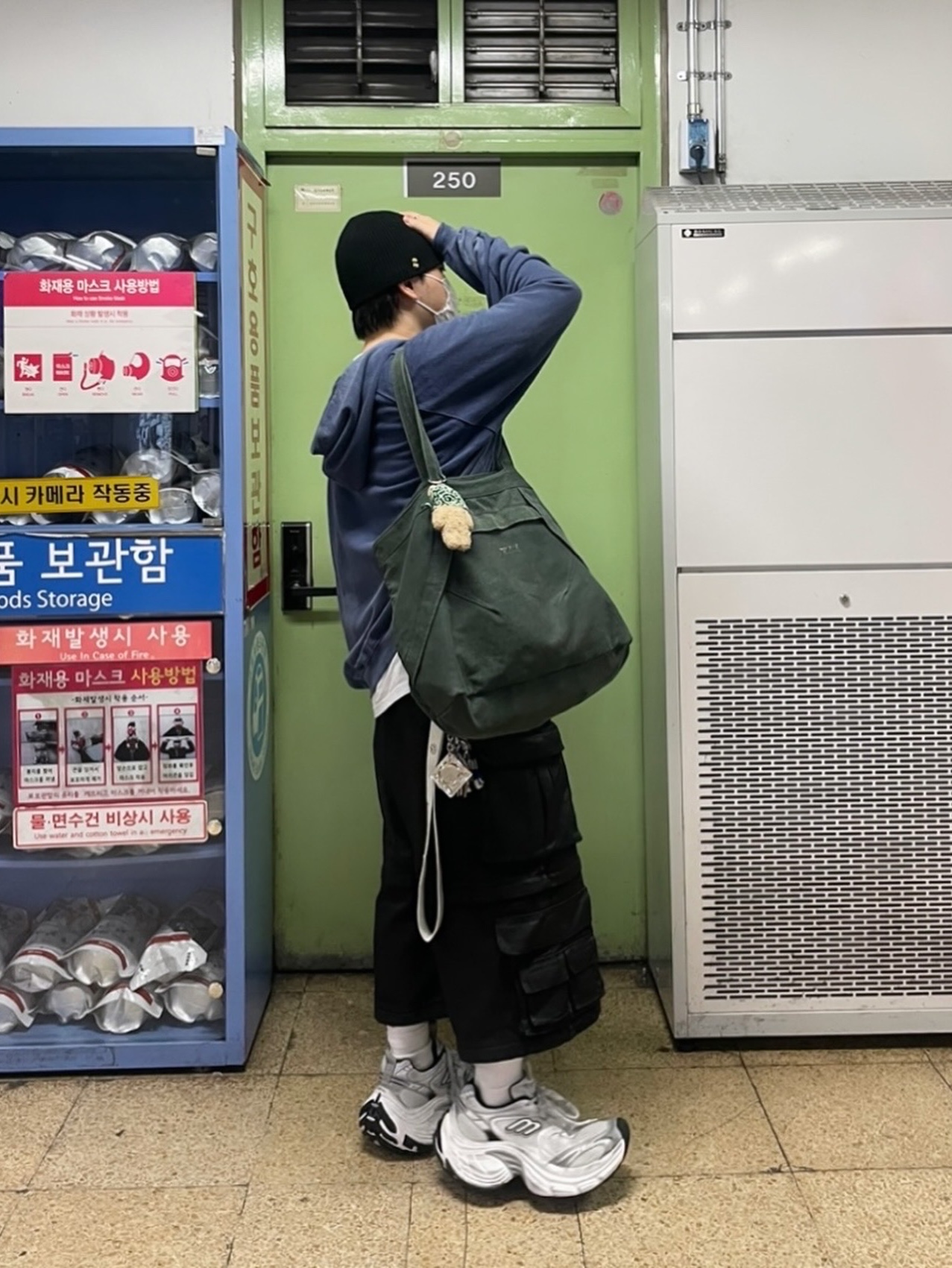 Farfromwhat Far Washed Hoodie Zip Up Black, Project G/R Oversized Convertible Cargo Pants Coated Black 착용 스타일 - 4