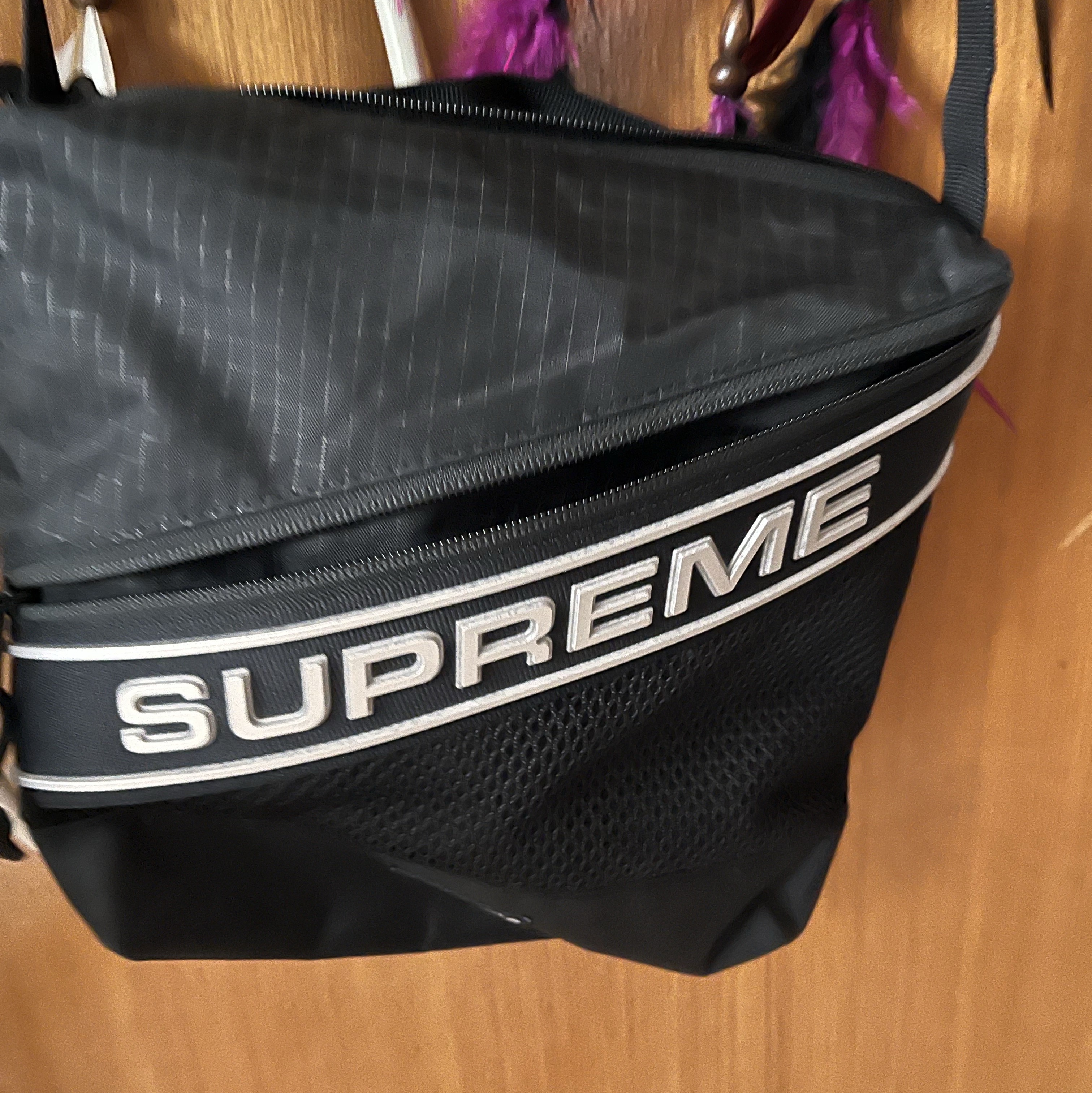 Supreme Shoulder Bag Black - 23FW 착용 스타일