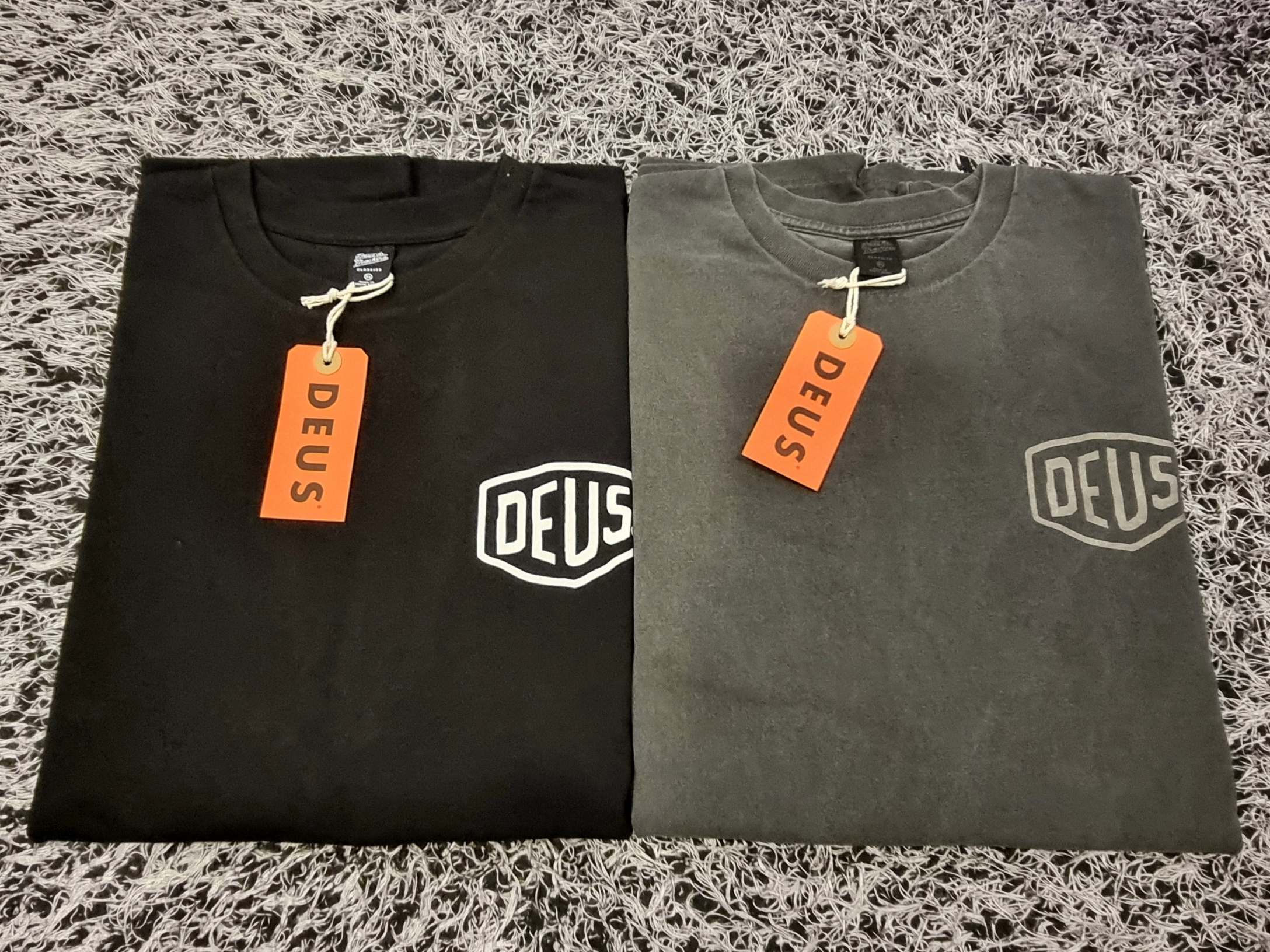Deus Ex Machina Seoul College T-Shirt Black, Deus Ex Machina Vintage Washed Seoul T-Shirt Charcoal Black 착용 스타일 - 1