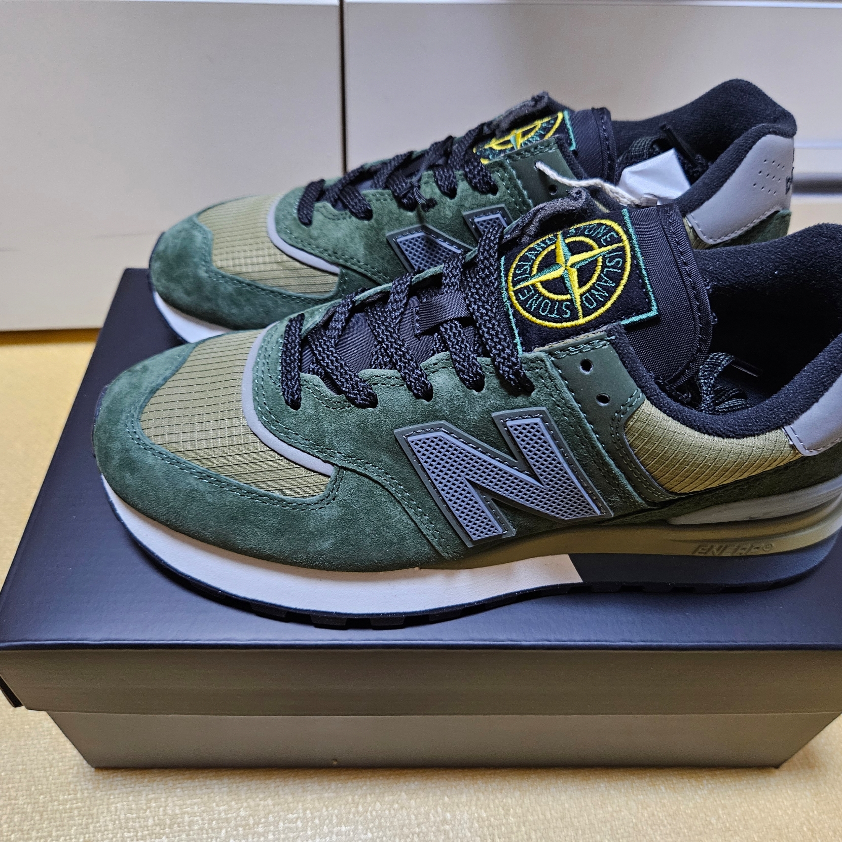 New Balance x Stone Island 574 Legacy Dark Green 착용 스타일 - 1
