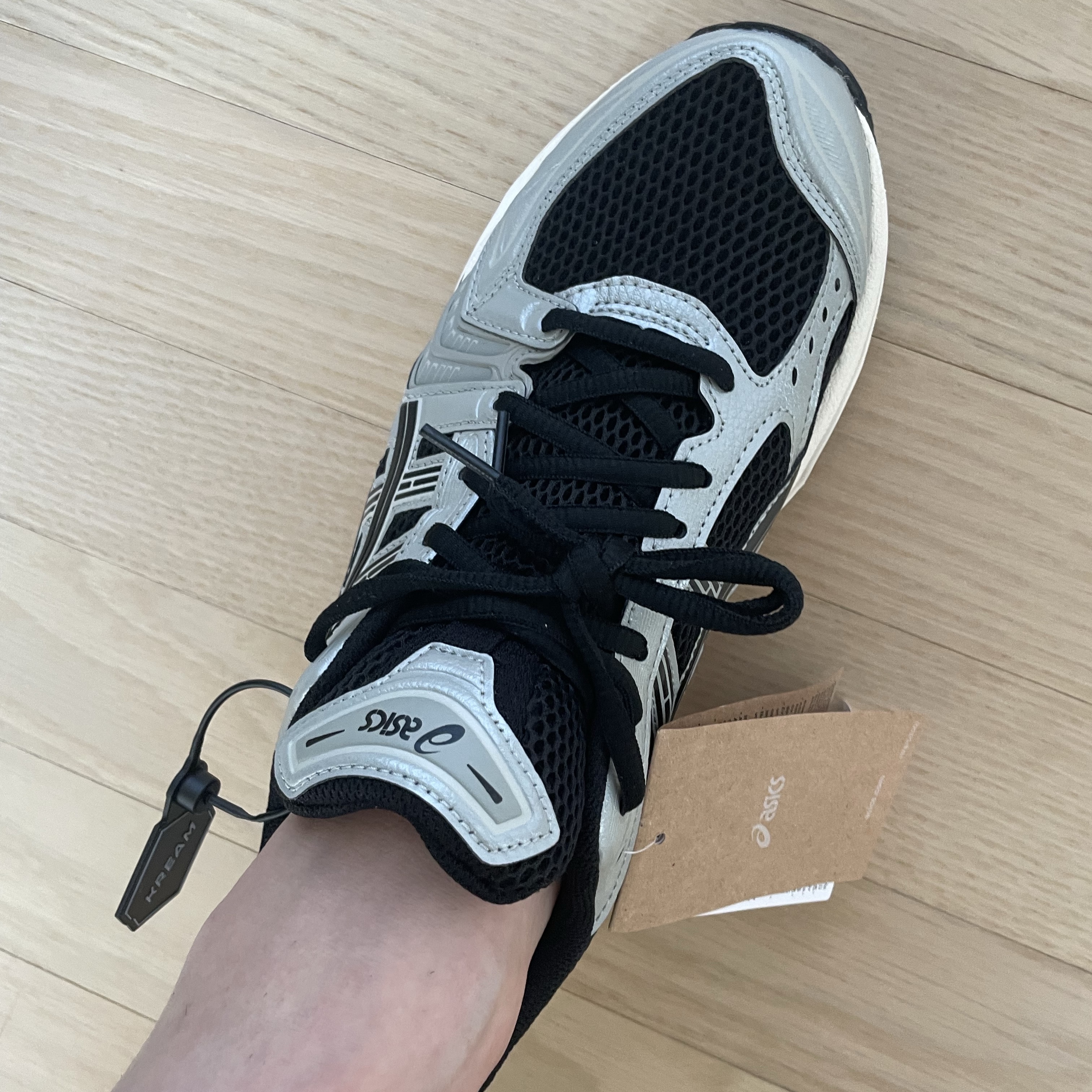 Asics Gel-Kayano 14 Black Seal Grey 착용 스타일 - 1