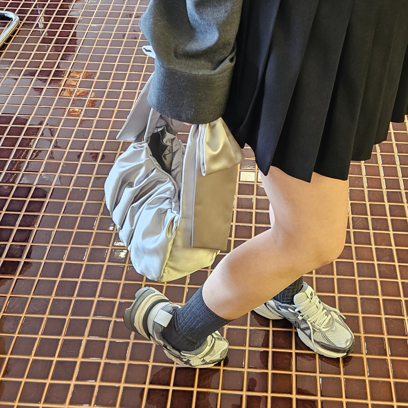 Nike V2K Run Pure Platinum Wolf Grey, & Other Stories Satin Bow Bag Silver 착용 스타일 - 1