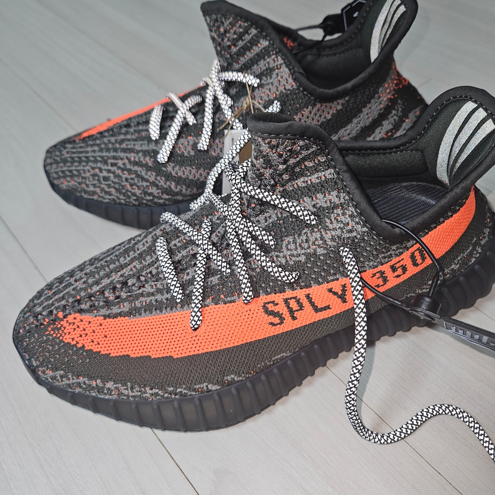 Adidas Yeezy Boost 350 V2 Carbon Beluga 착용 스타일