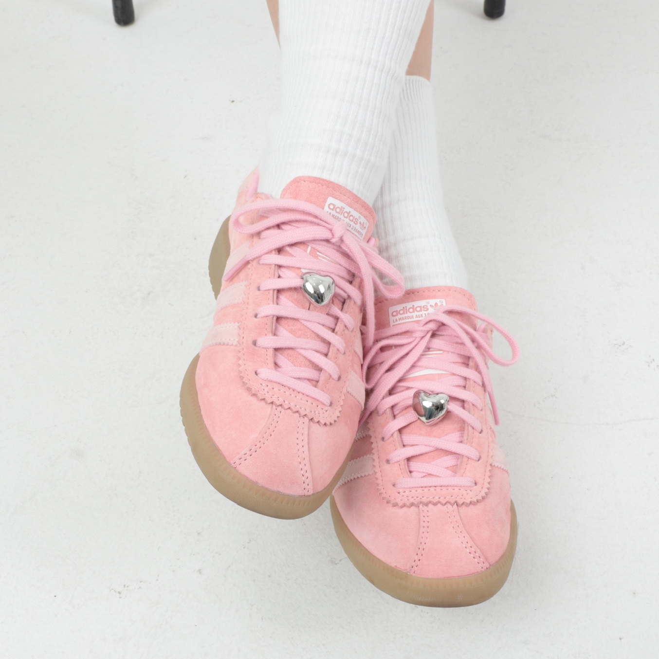 Adidas Bermuda Glow Pink 착용 스타일 - 2