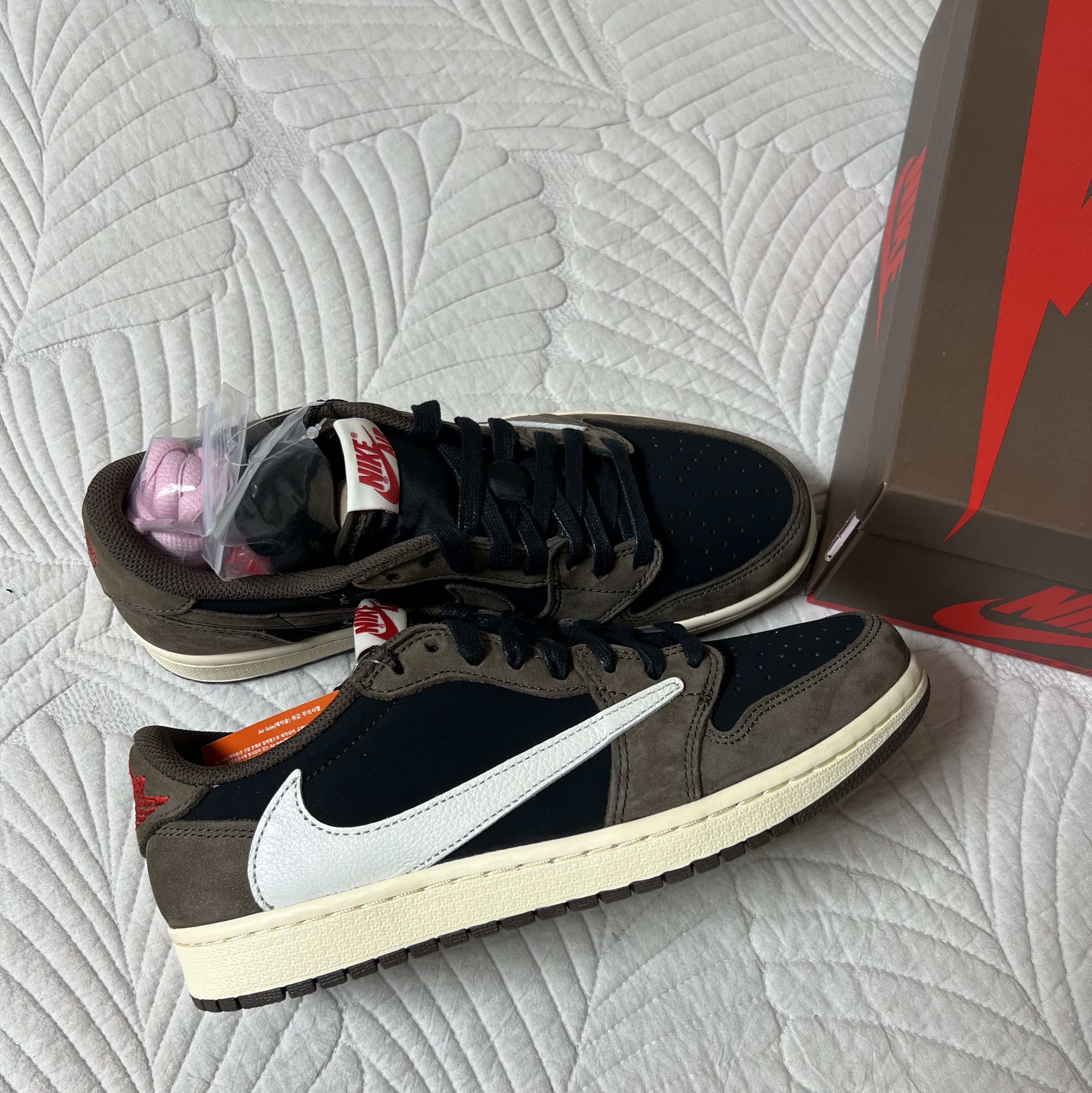 Jordan 1 x Travis Scott Retro Low OG SP Mocha 착용 스타일