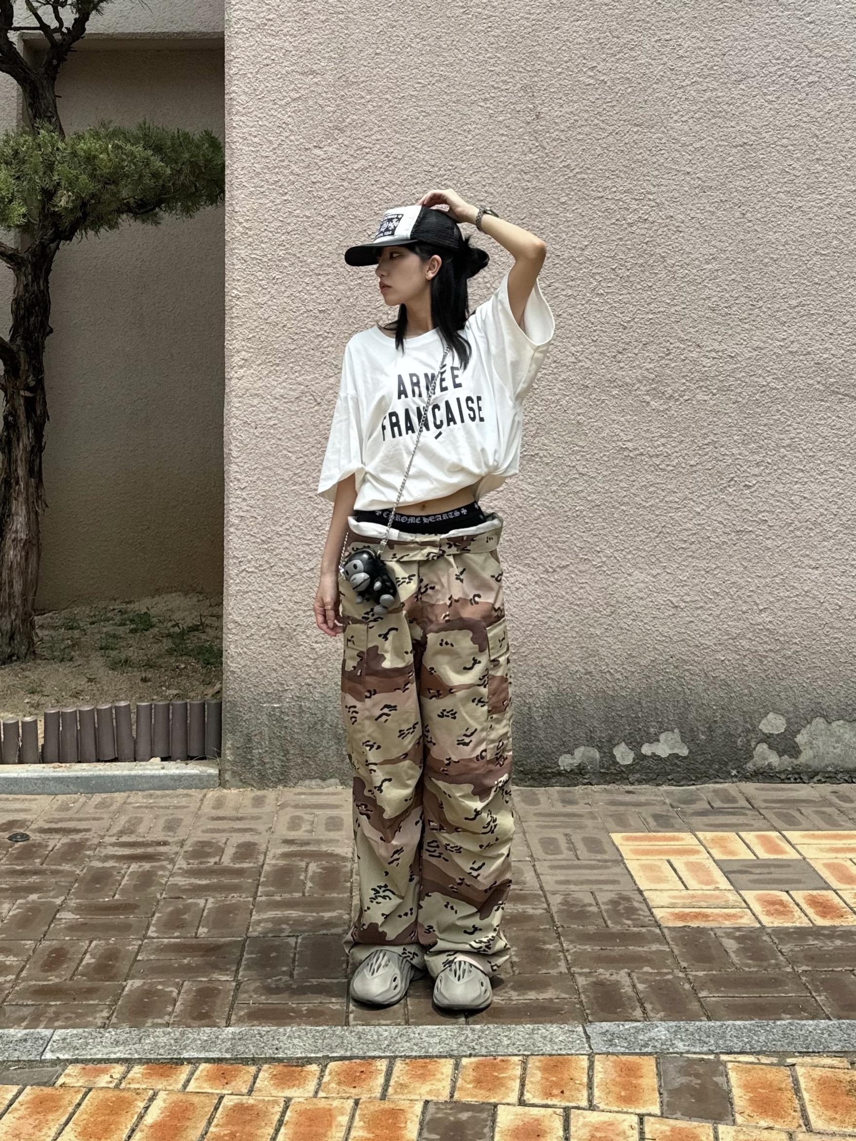 Adidas Yeezy Foam RNNR Stone Sage, BAPE Baby Milo Mini Shoulder Bag Black 착용 스타일 - 3