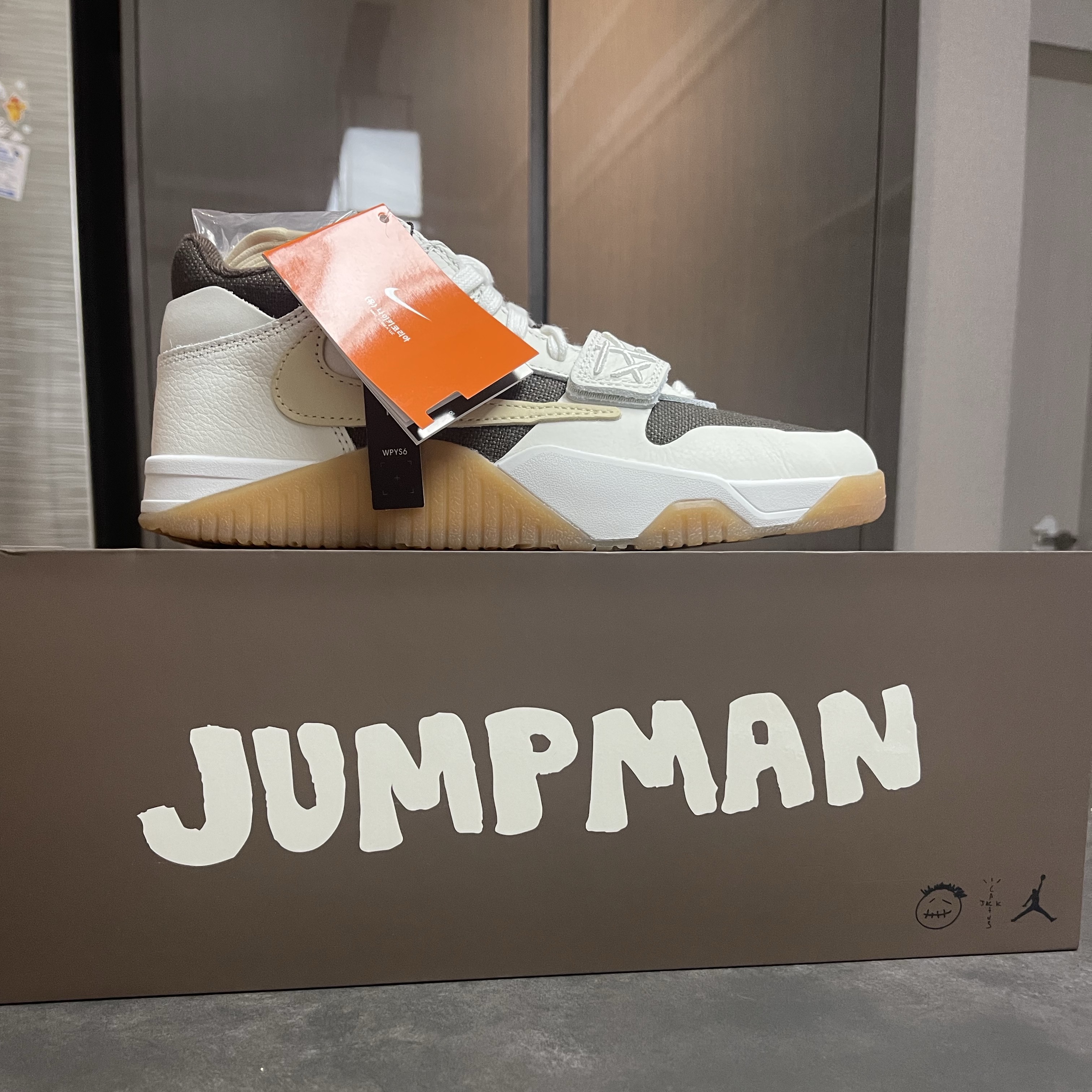 Jordan x Travis Scott Jumpman Jack TR Sail and Dark Mocha 착용 스타일