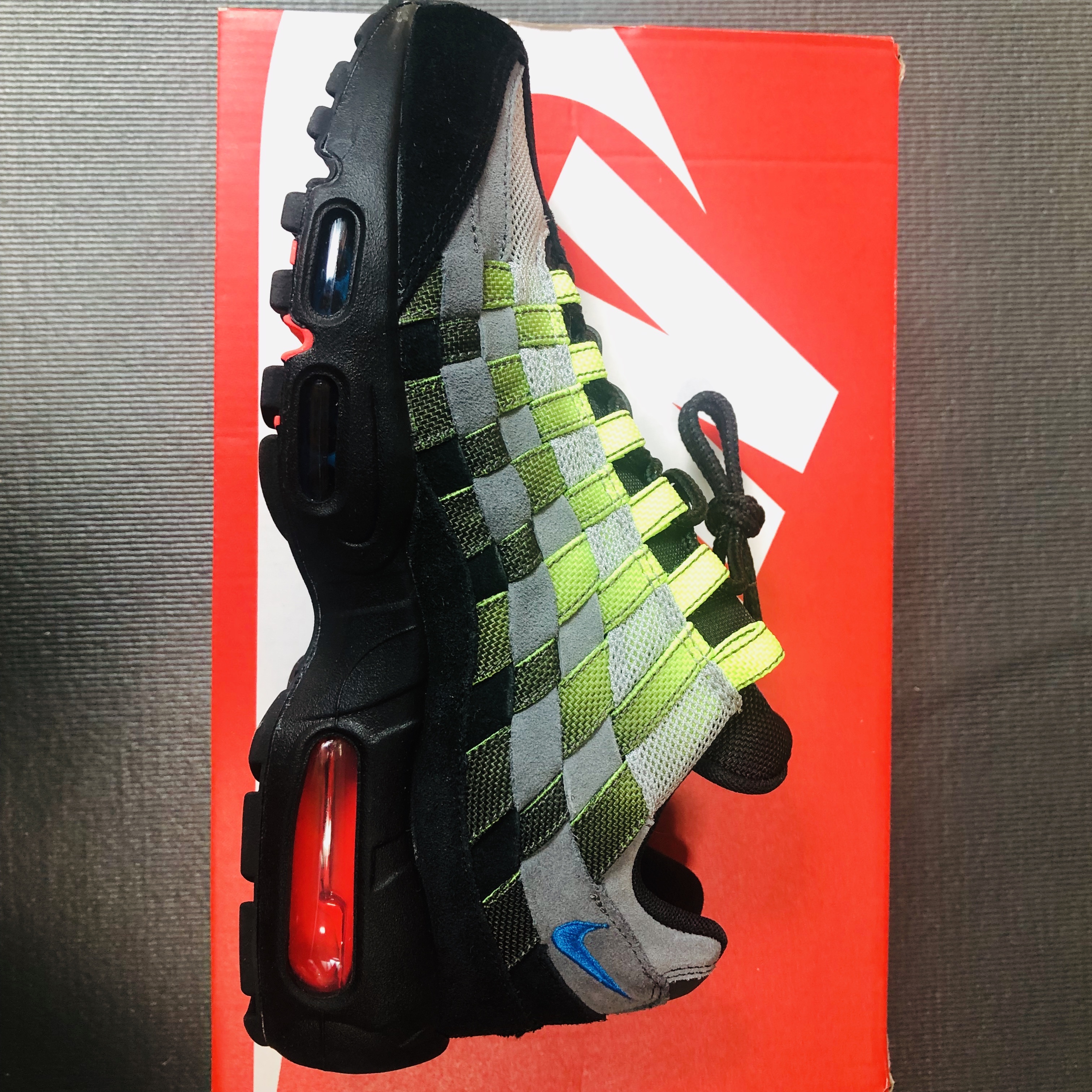 Nike Air Max 95 Woven Volt Black 착용 스타일 - 4