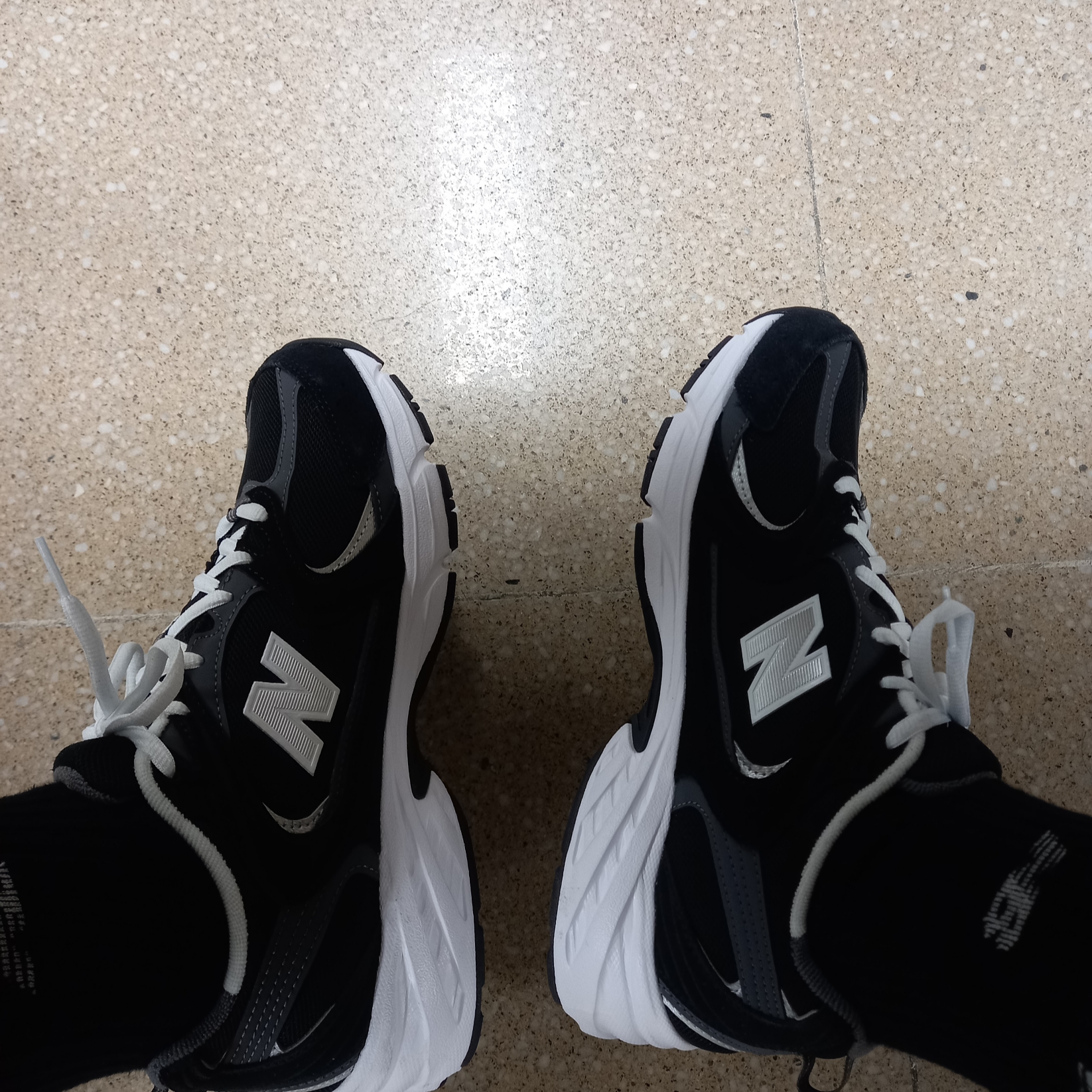 New Balance 530 Classic Black 착용 스타일