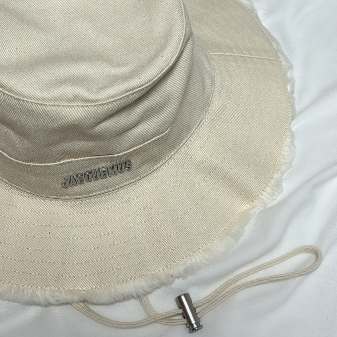 Jacquemus Le Bob Artichaut Bucket Hat Off White 착용 스타일