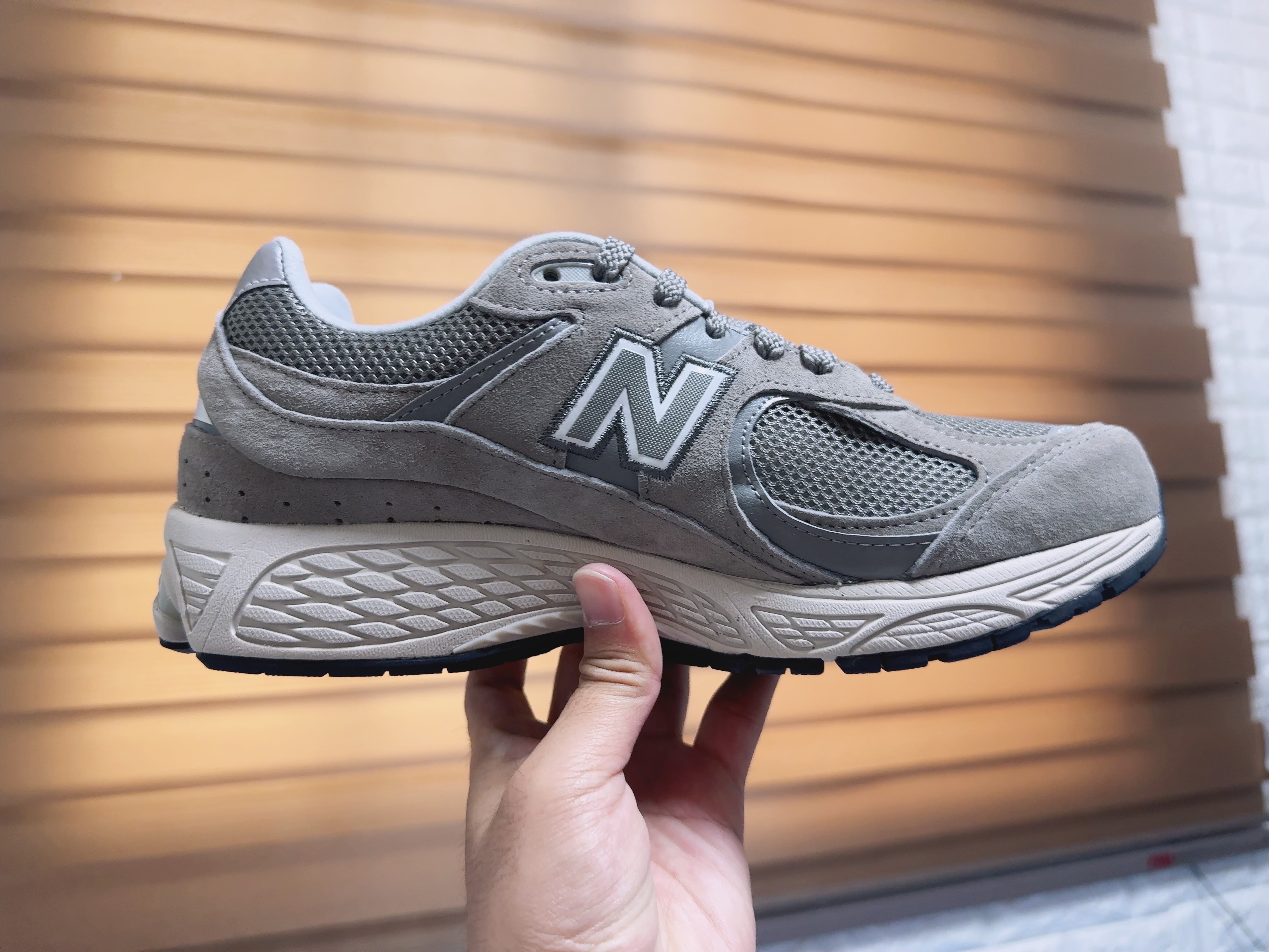 New Balance 2002R Grey 착용 스타일 - 4