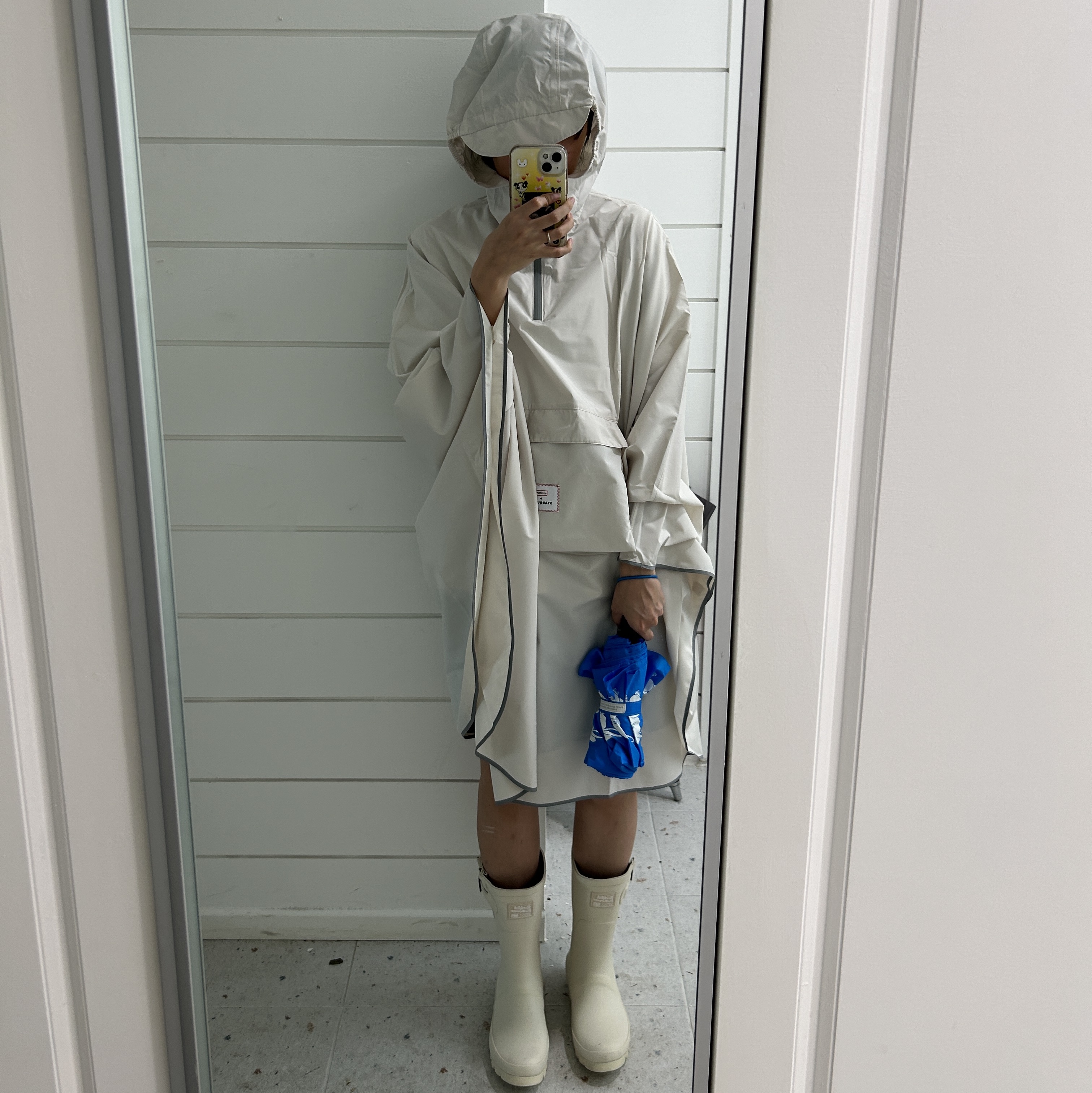 Starbucks x Hunter Light Rain Poncho Ivory, NewJeans Tokki 3 Tier Umbrella Blue 착용 스타일 - 1