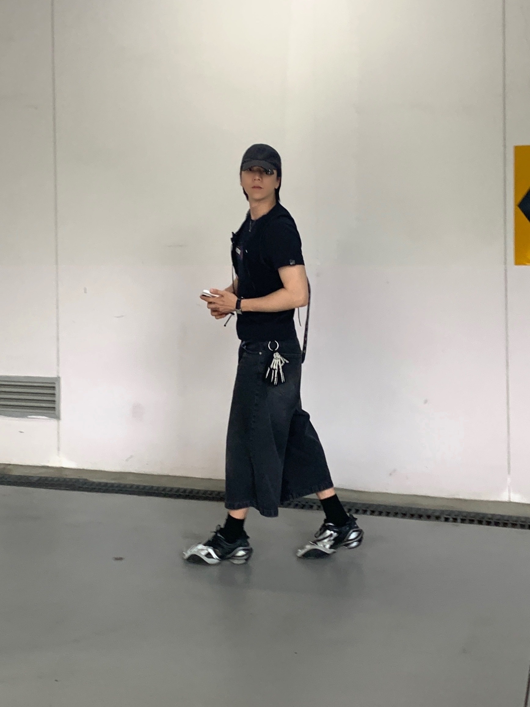 Balenciaga Heavy Piercing Cap Faded Black, Balenciaga Tyrex Sneakers Black Grey 착용 스타일 - 7