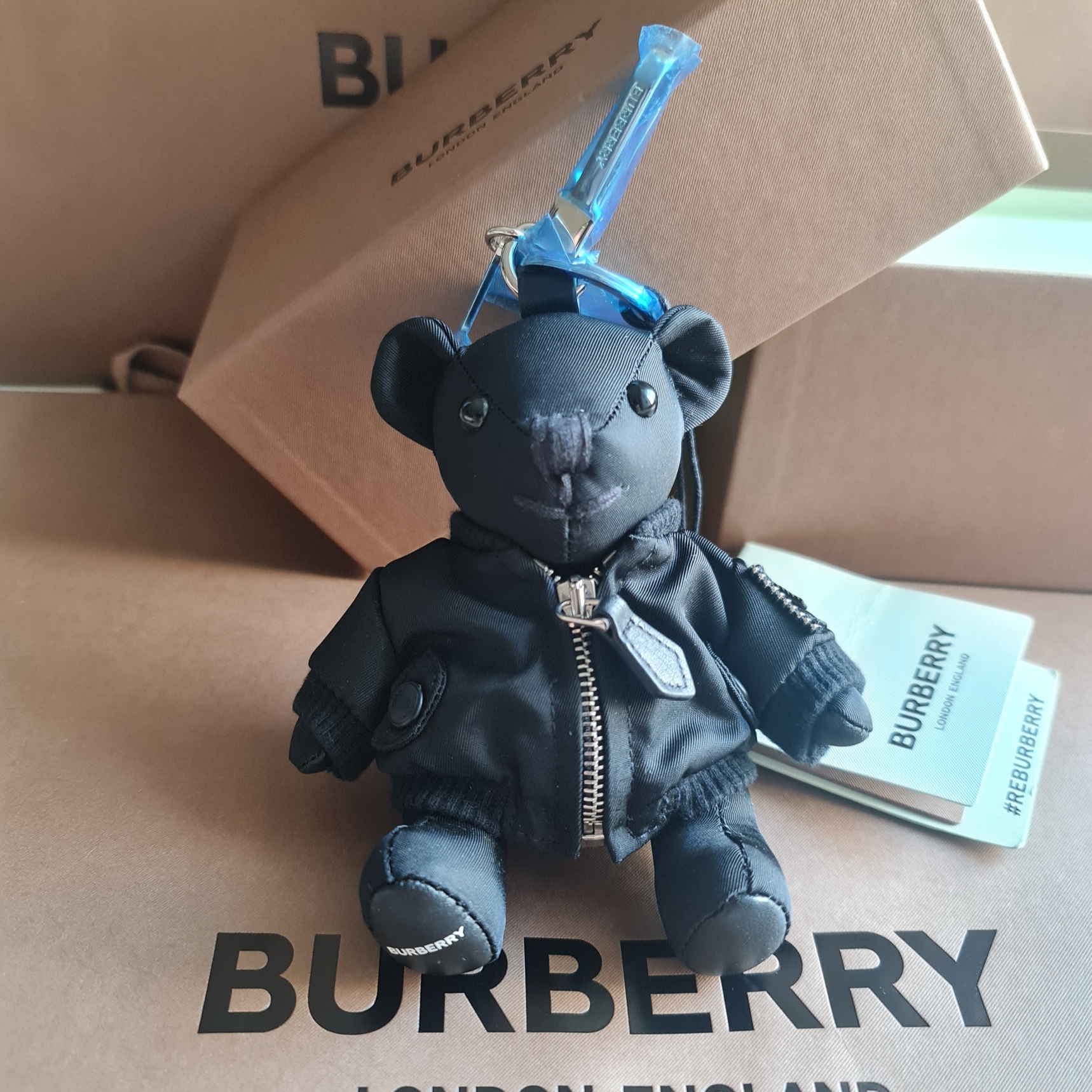 Burberry Thomas Bear Charm In Bomber Jacket Black 착용 스타일 - 1