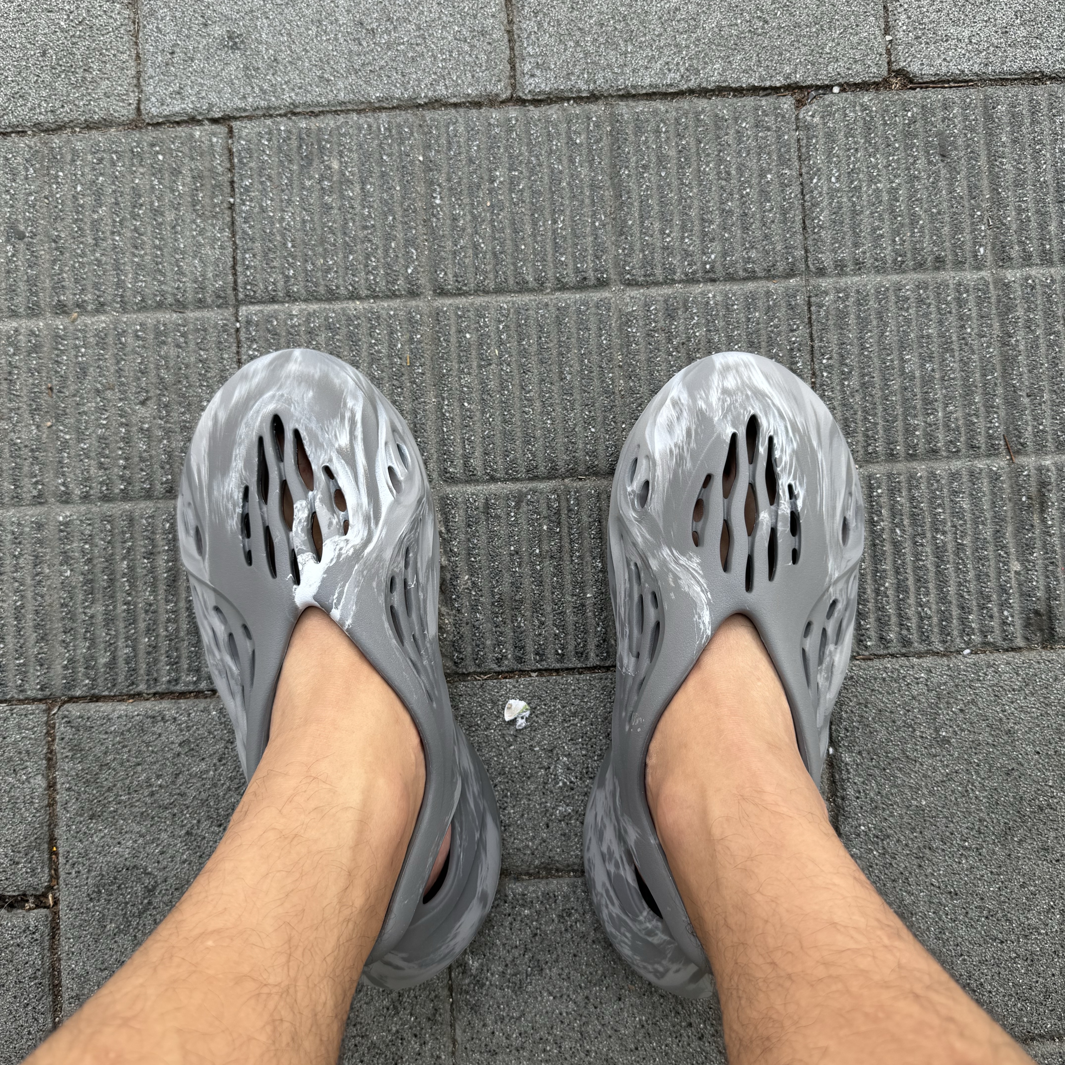 Adidas Yeezy Foam RNNR MX Granite 착용 스타일