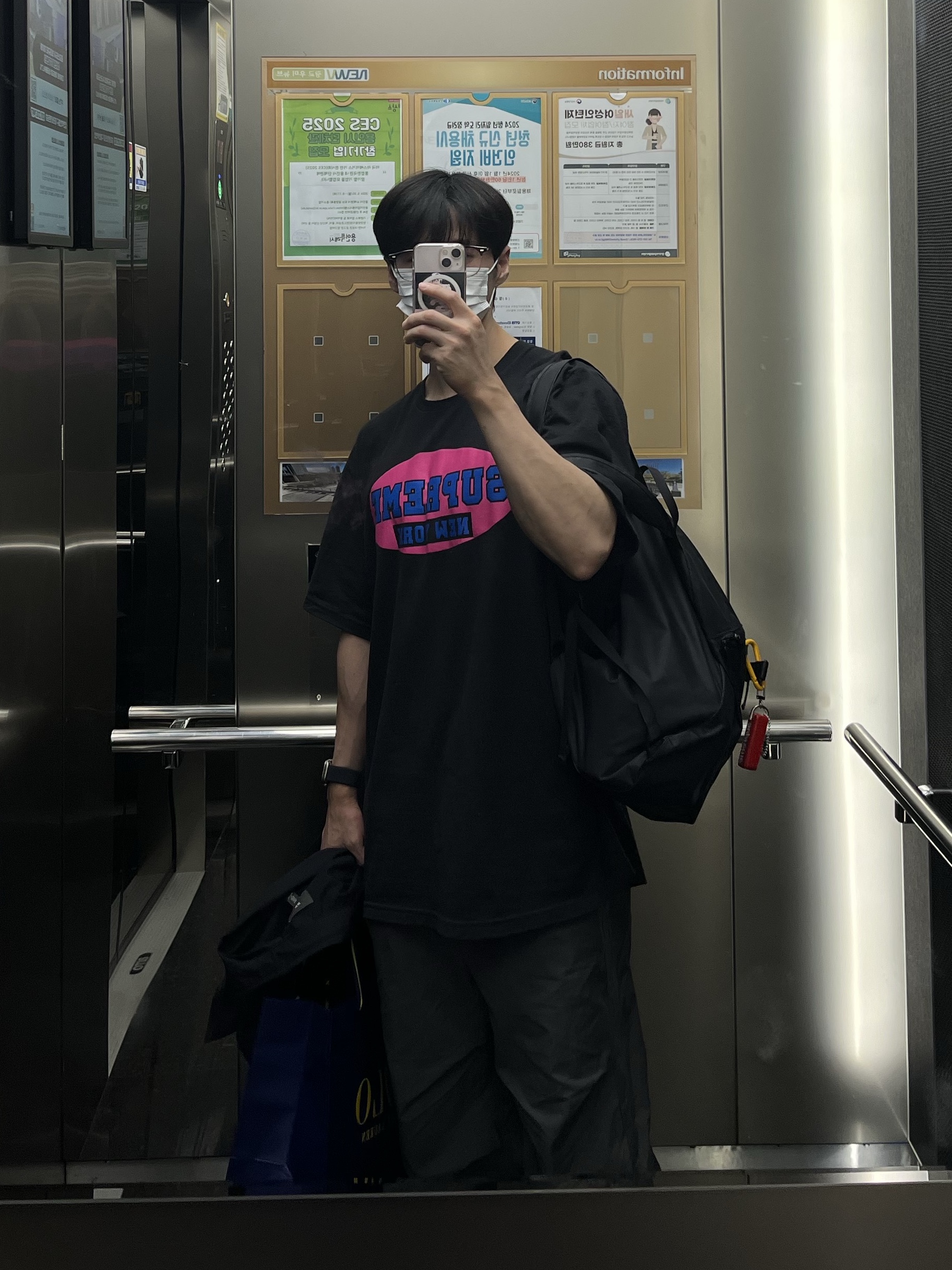 Supreme New York T-Shirt Black - 23SS, Arc'teryx Heliad 15 Backpack Black 착용 스타일