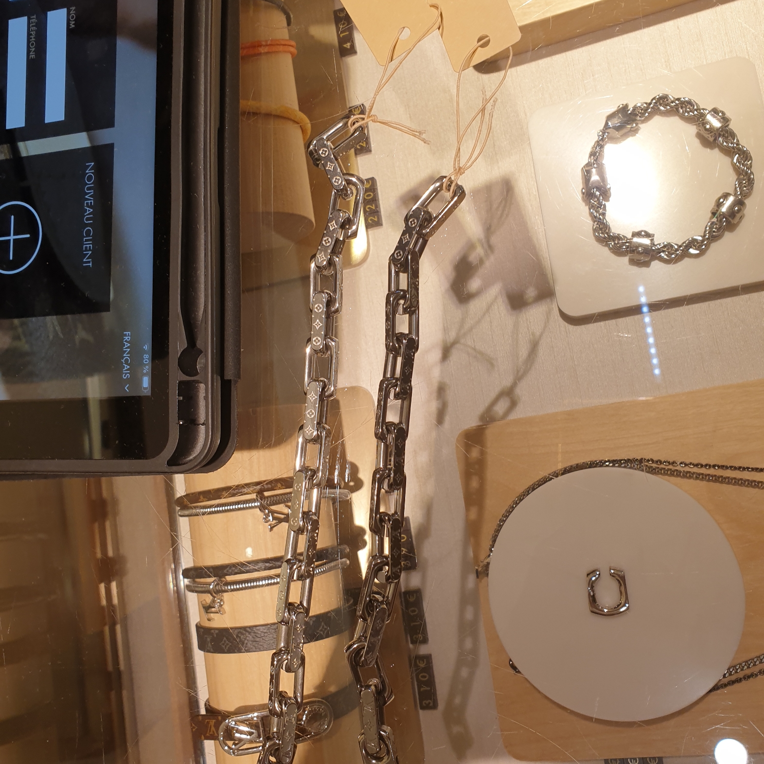 Louis Vuitton Monogram Chain Bracelet Silver 착용 스타일 - 1