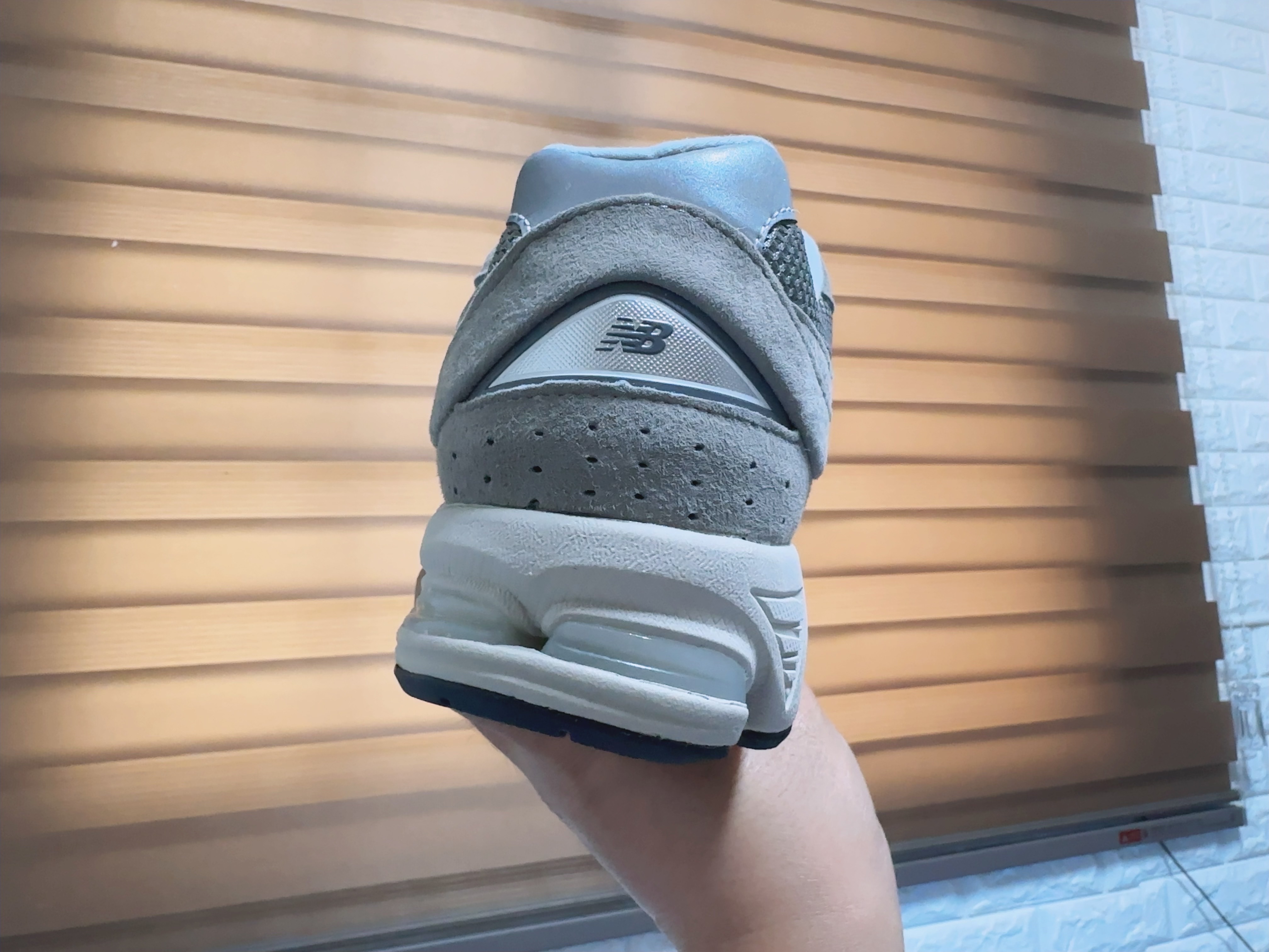 New Balance 2002R Grey 착용 스타일 - 5