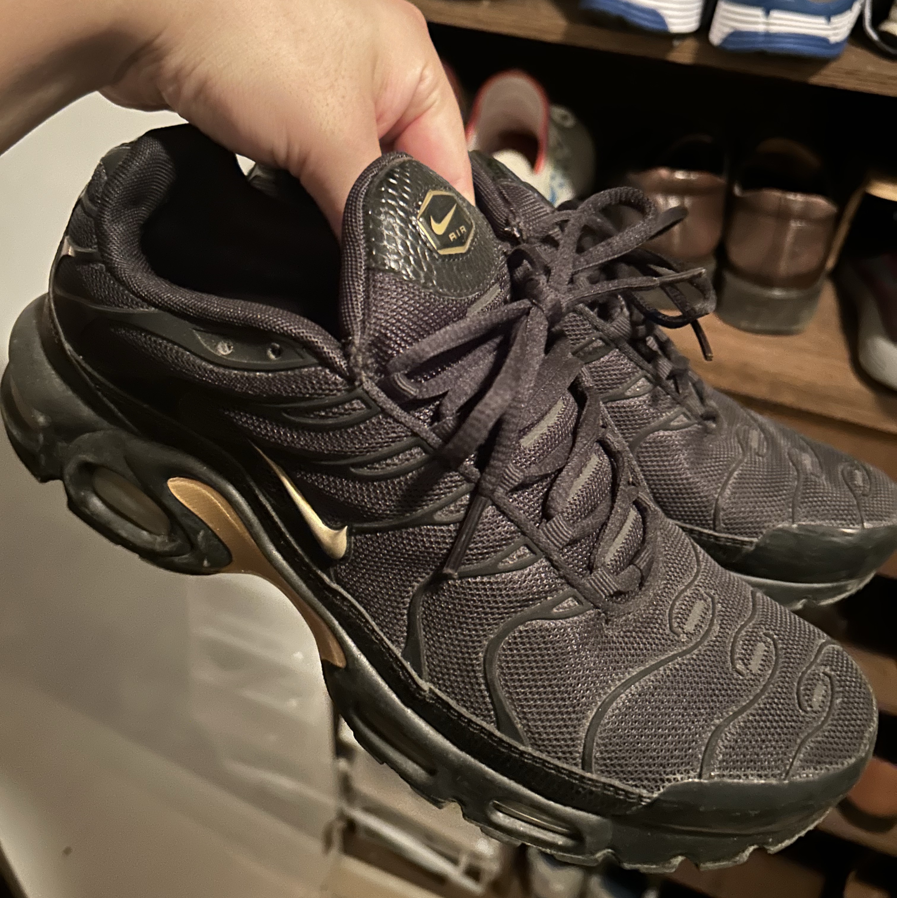 Nike Air Max Plus Black Metallic Gold 착용 스타일