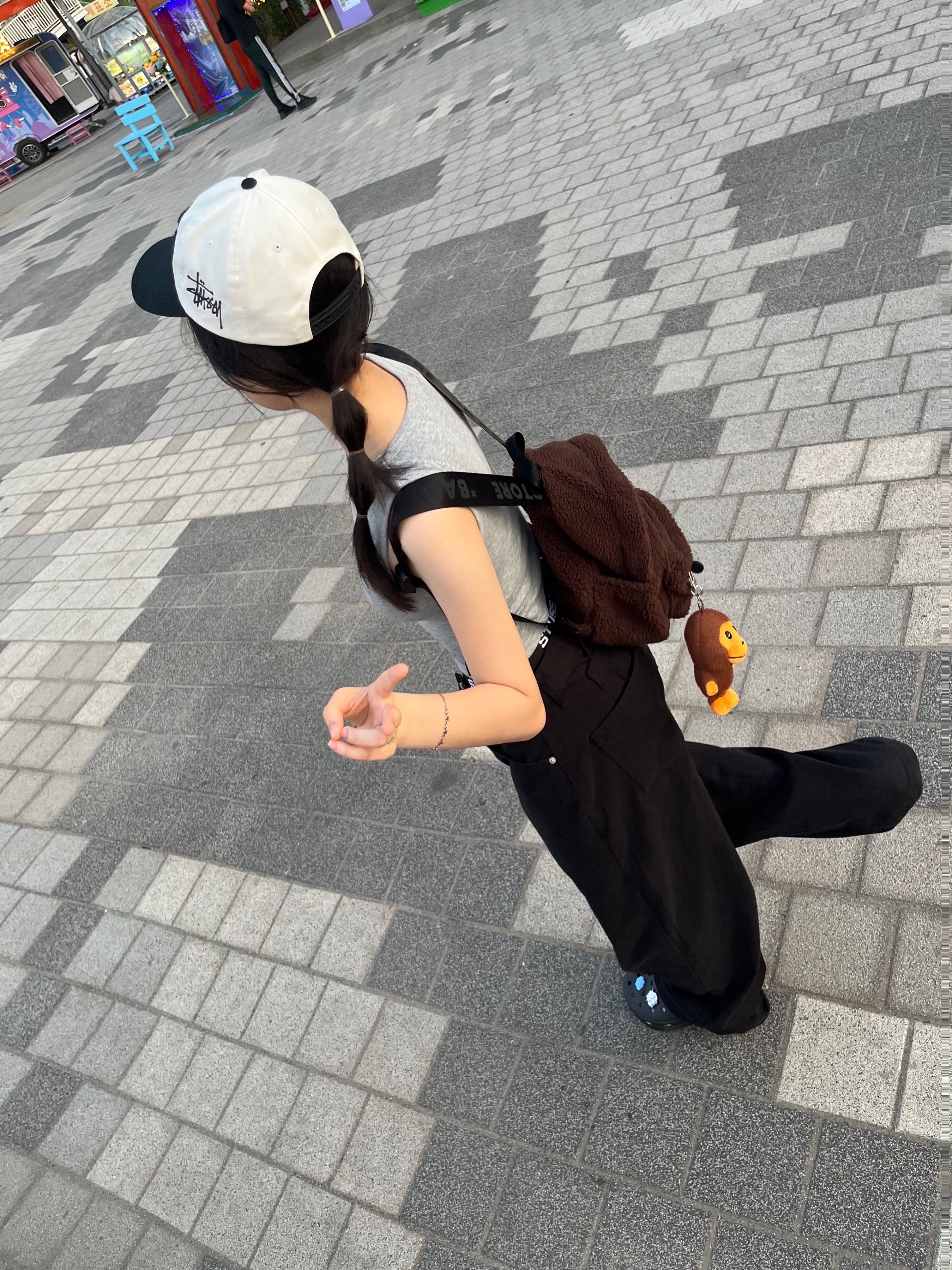 Stussy Chenille S Low Pro Cap Natural, (W) Crocs Classic Platform Clog Black 착용 스타일 - 1