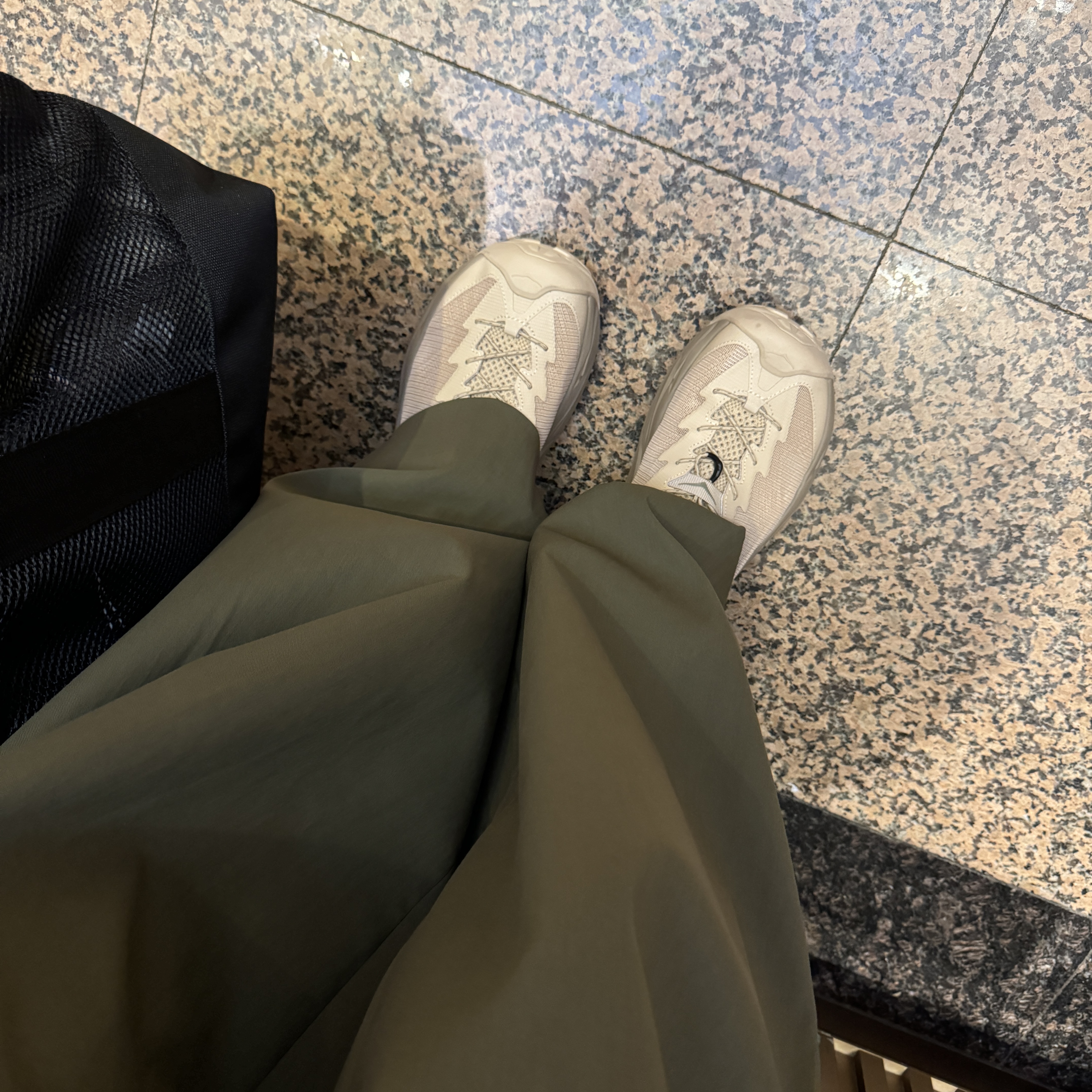 Hoka Hopara 2 Shifting Sand, Gentle Monster x Maison Margiela MM105 Gray Black 착용 스타일 - 4