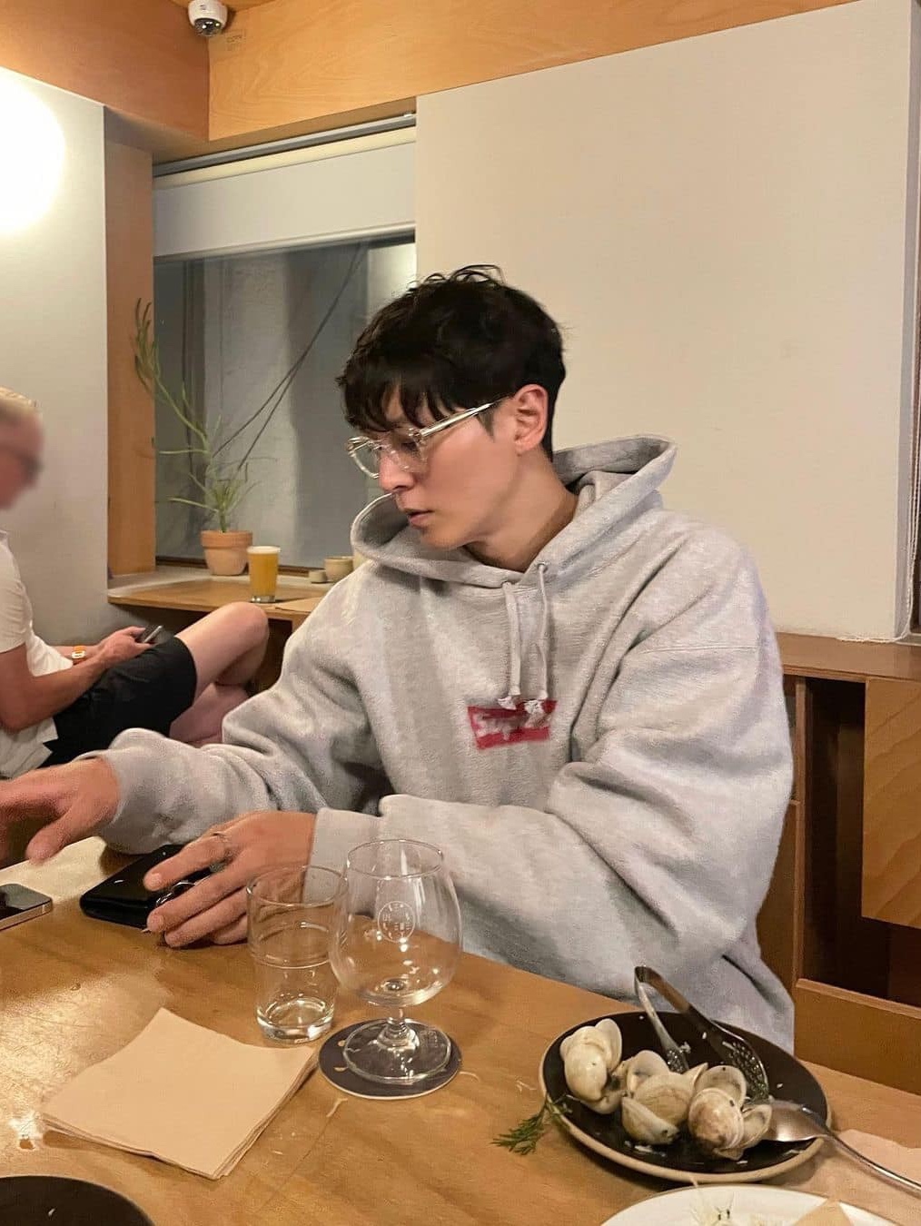 Supreme Box Logo Hooded Sweatshirt Black - 23FW, Supreme Box Logo Hooded Sweatshirt Ash Grey - 23FW 착용 스타일 - 3