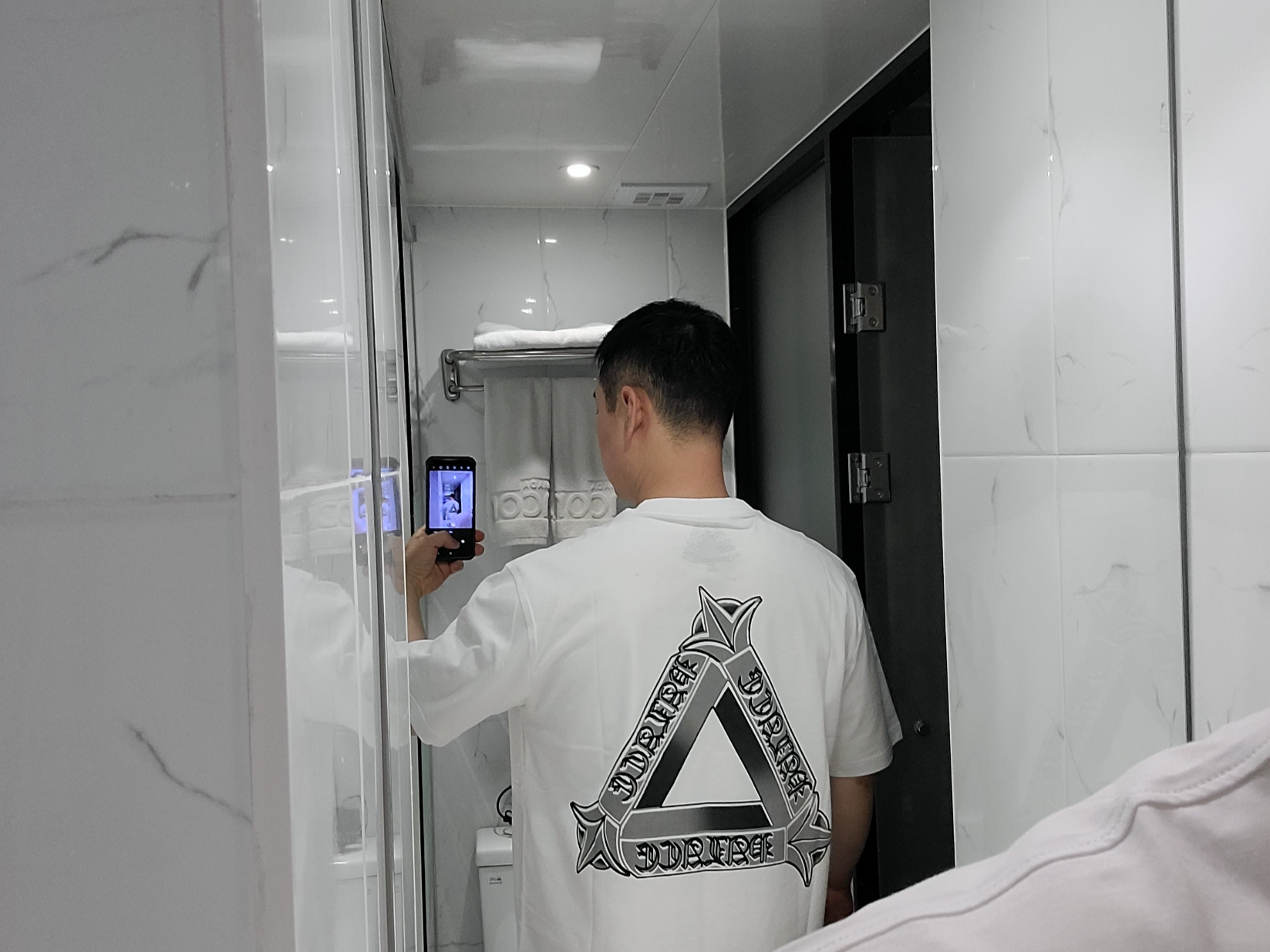 Palace Tri-OG T-Shirt White - 24SS 착용 스타일
