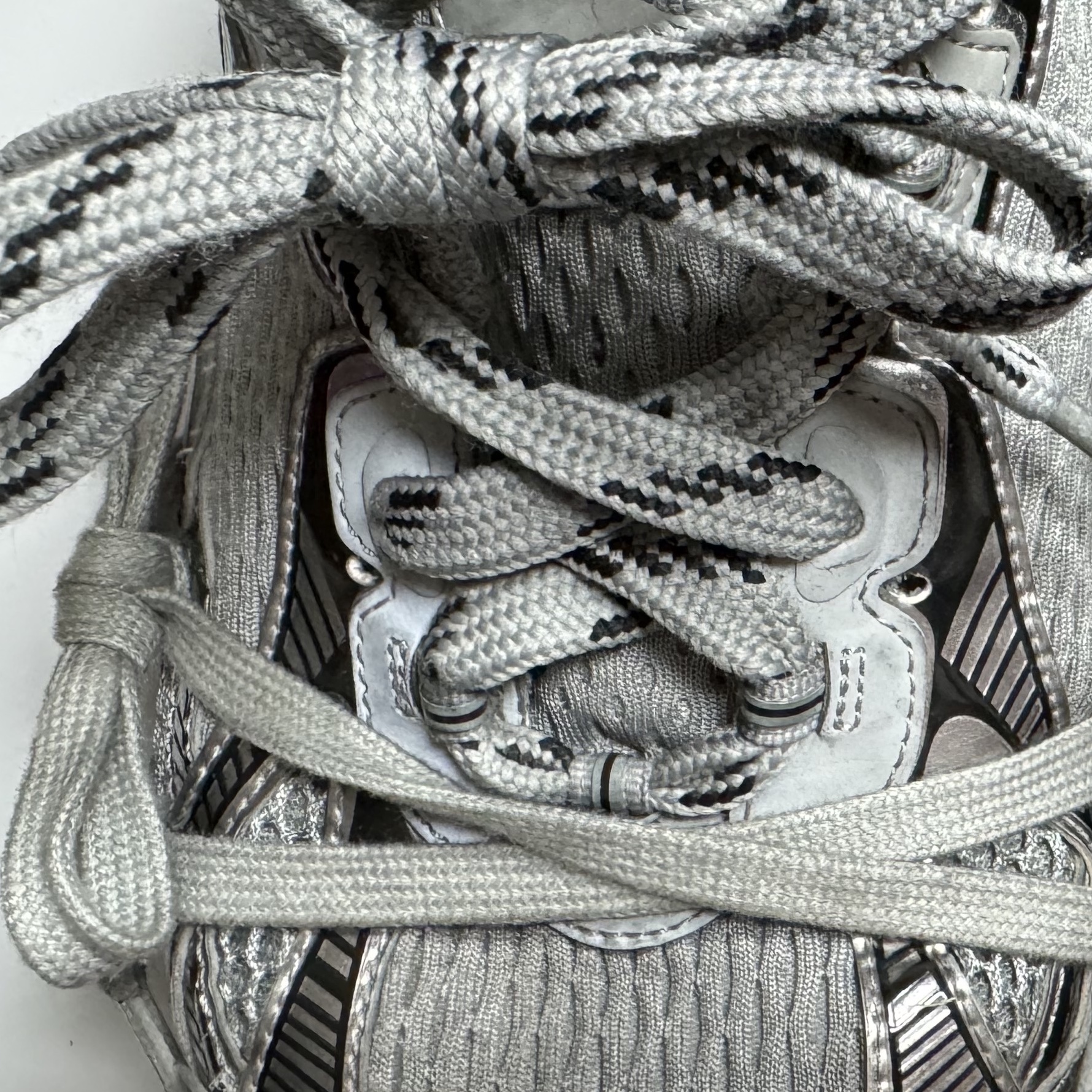 Balenciaga 3XL Sneakers Grey Black 착용 스타일 - 2